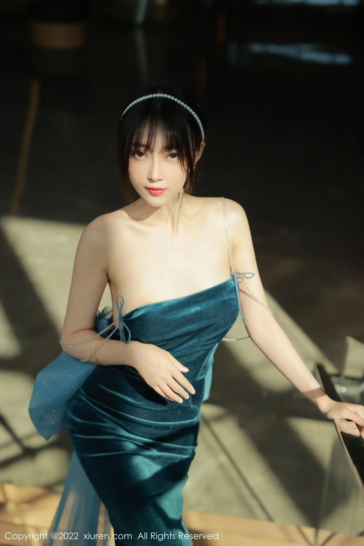 玥儿玥er香格里拉旅拍暗绿色吊带长裙秀完美身材绝美写真 第 6 张