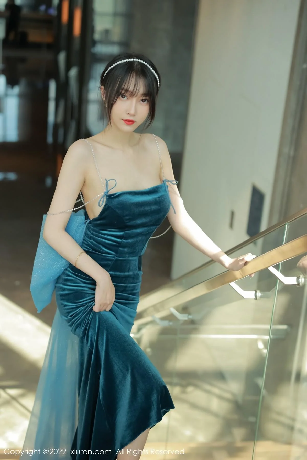玥儿玥er香格里拉旅拍暗绿色吊带长裙秀完美身材绝美写真 第 7 张
