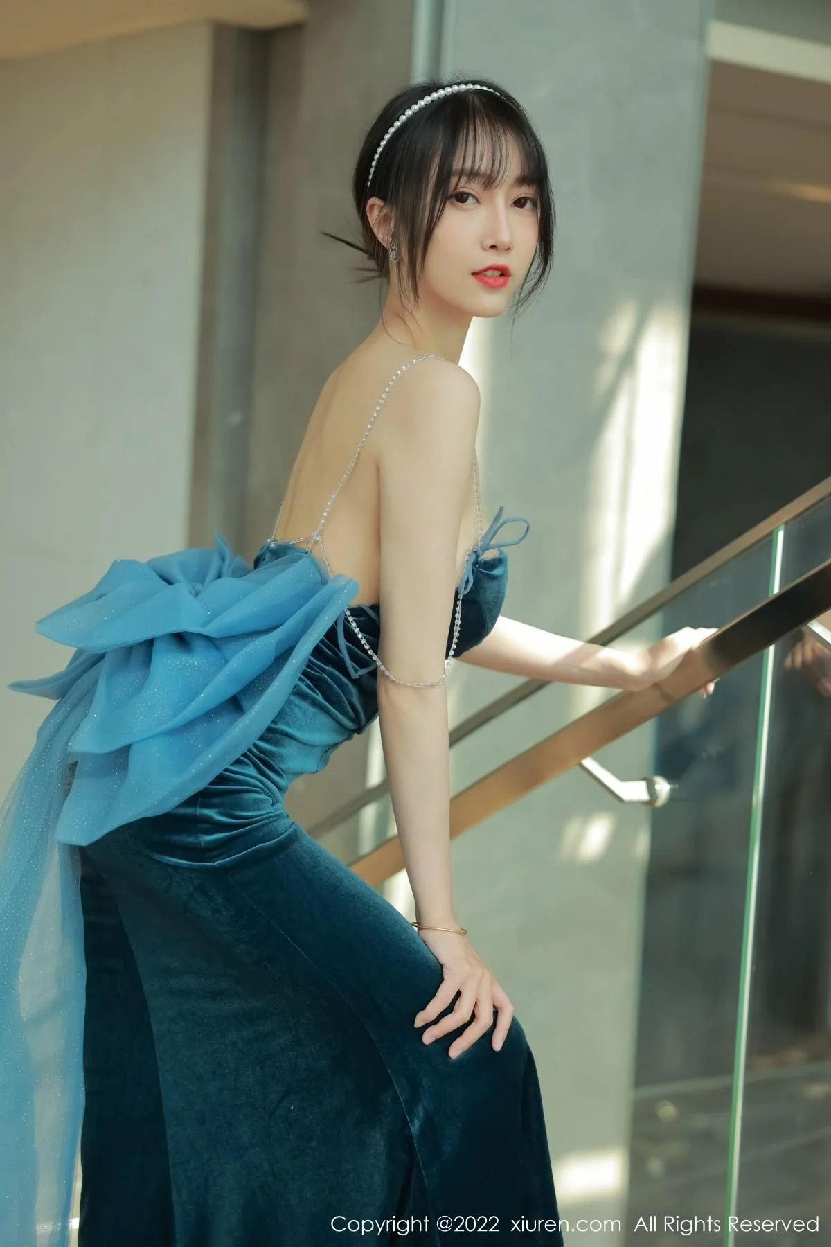 玥儿玥er香格里拉旅拍暗绿色吊带长裙秀完美身材绝美写真 第 9 张