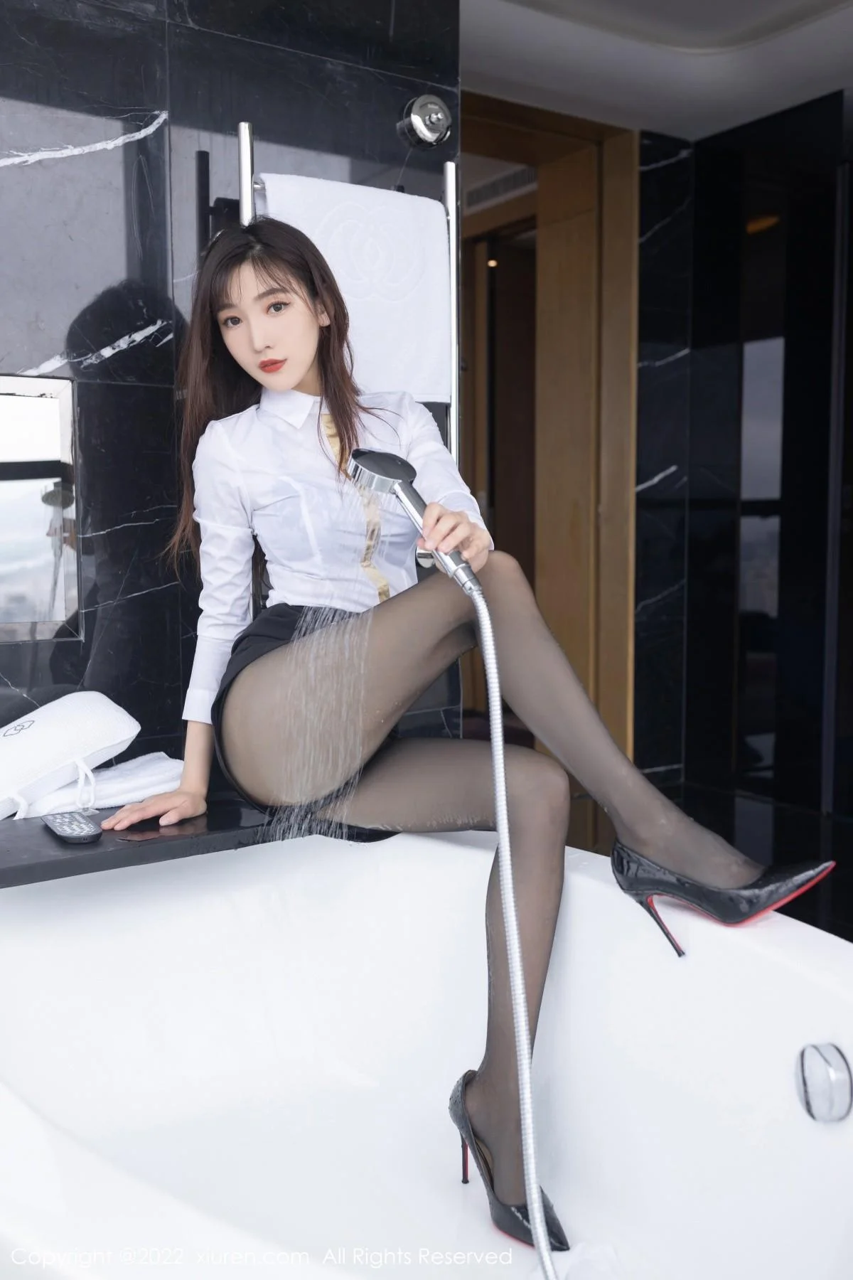 陆萱萱广州-云南旅拍角色扮演性感内衣配无内黑丝绝美写真 第 24 张