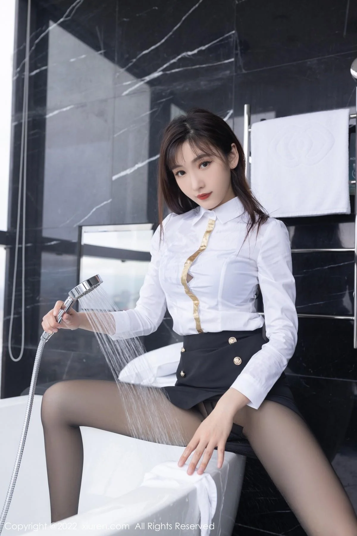 陆萱萱广州-云南旅拍角色扮演性感内衣配无内黑丝绝美写真 第 3 张