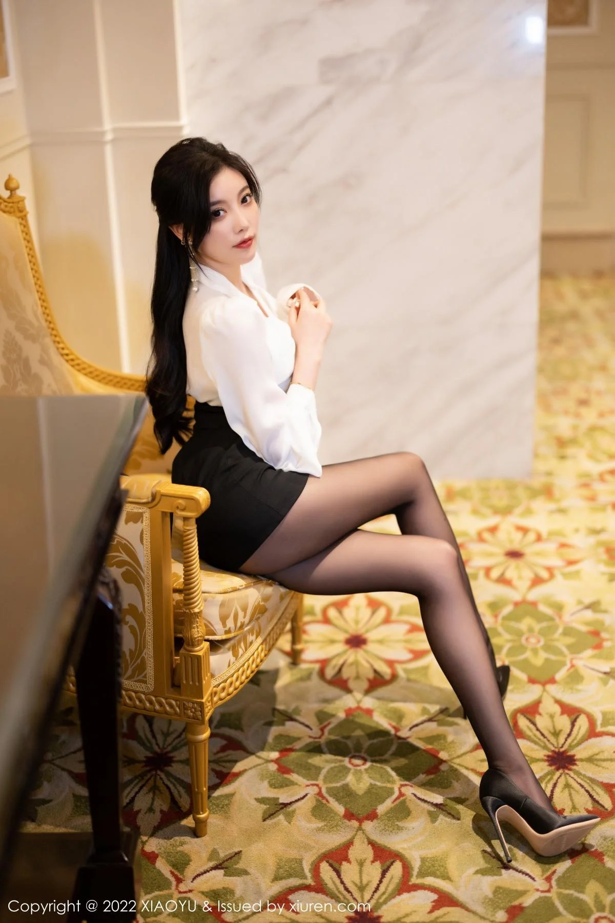 杨晨晨Yome性感白T配黑短裙露蓝色内衣超薄黑丝绝美写真 第 31 张