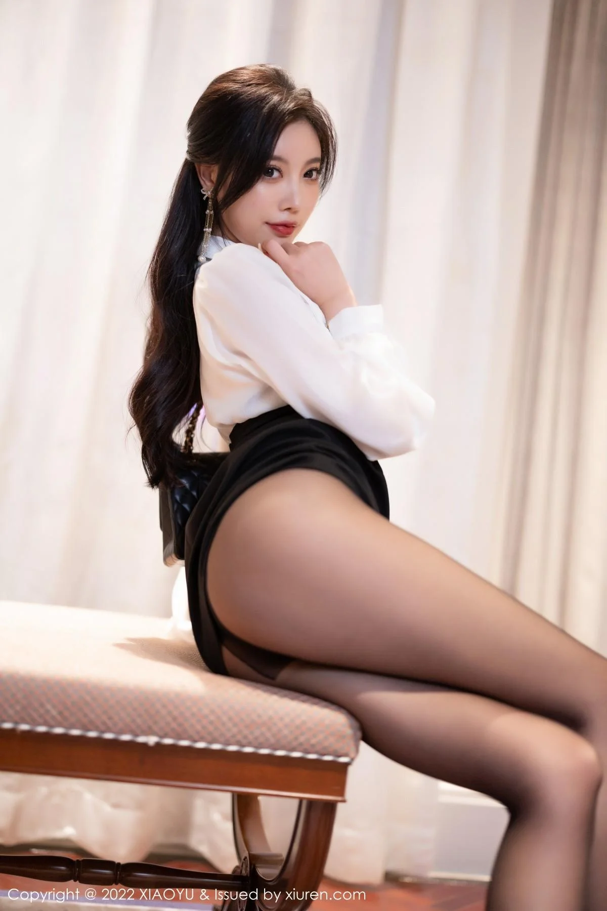 杨晨晨Yome性感白T配黑短裙露蓝色内衣超薄黑丝绝美写真 第 43 张