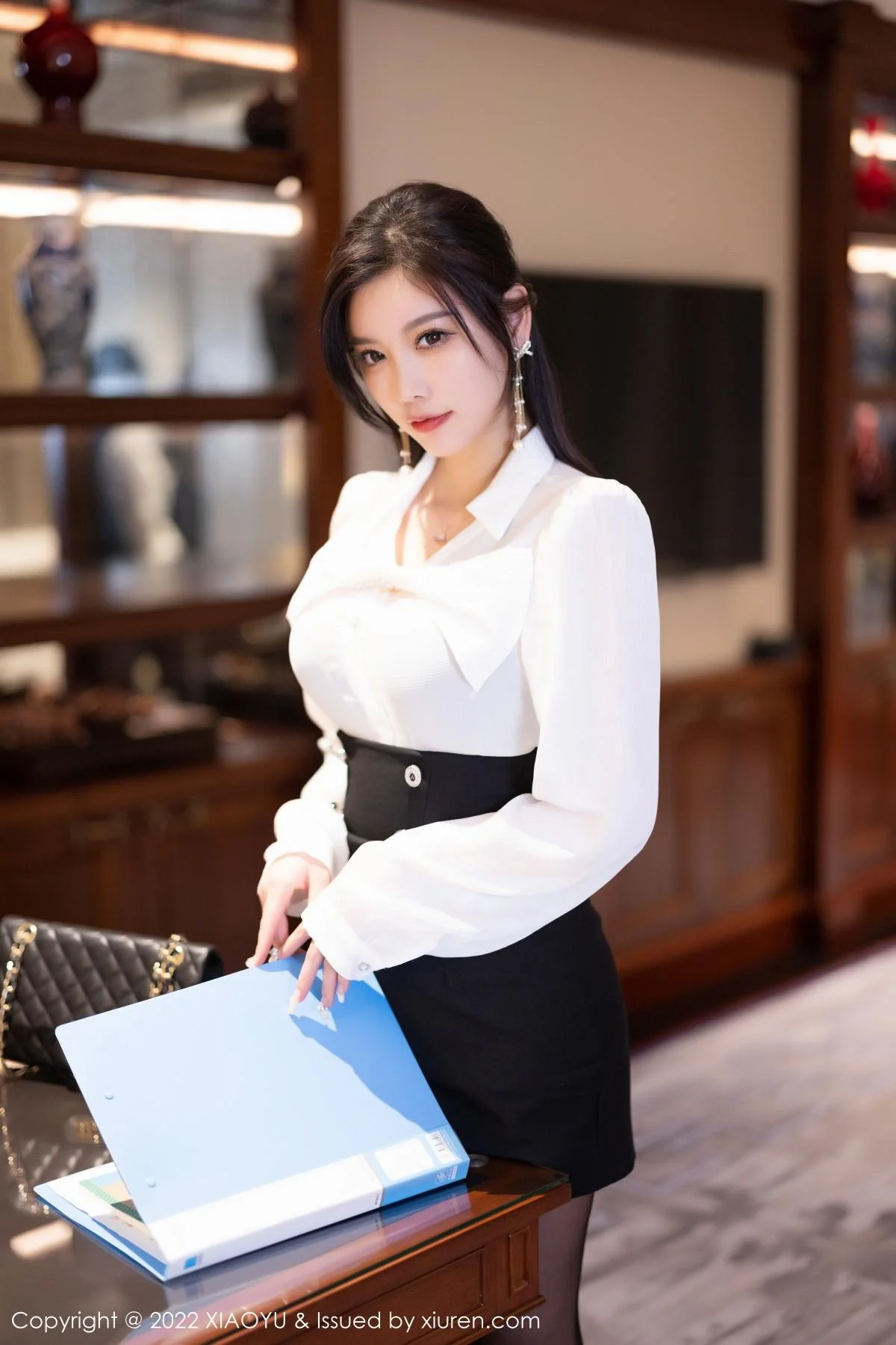 杨晨晨Yome性感白T配黑短裙露蓝色内衣超薄黑丝绝美写真 第 52 张
