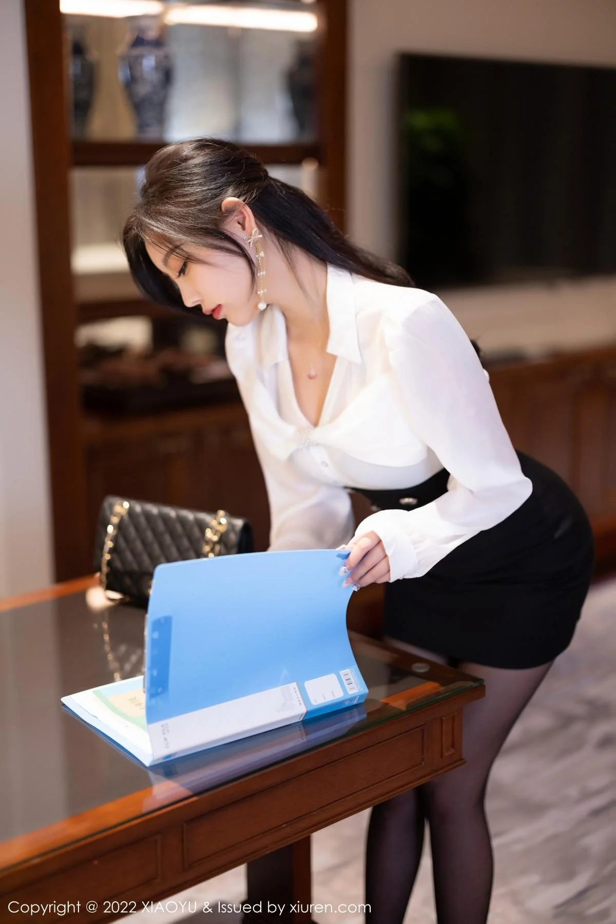 杨晨晨Yome性感白T配黑短裙露蓝色内衣超薄黑丝绝美写真 第 54 张
