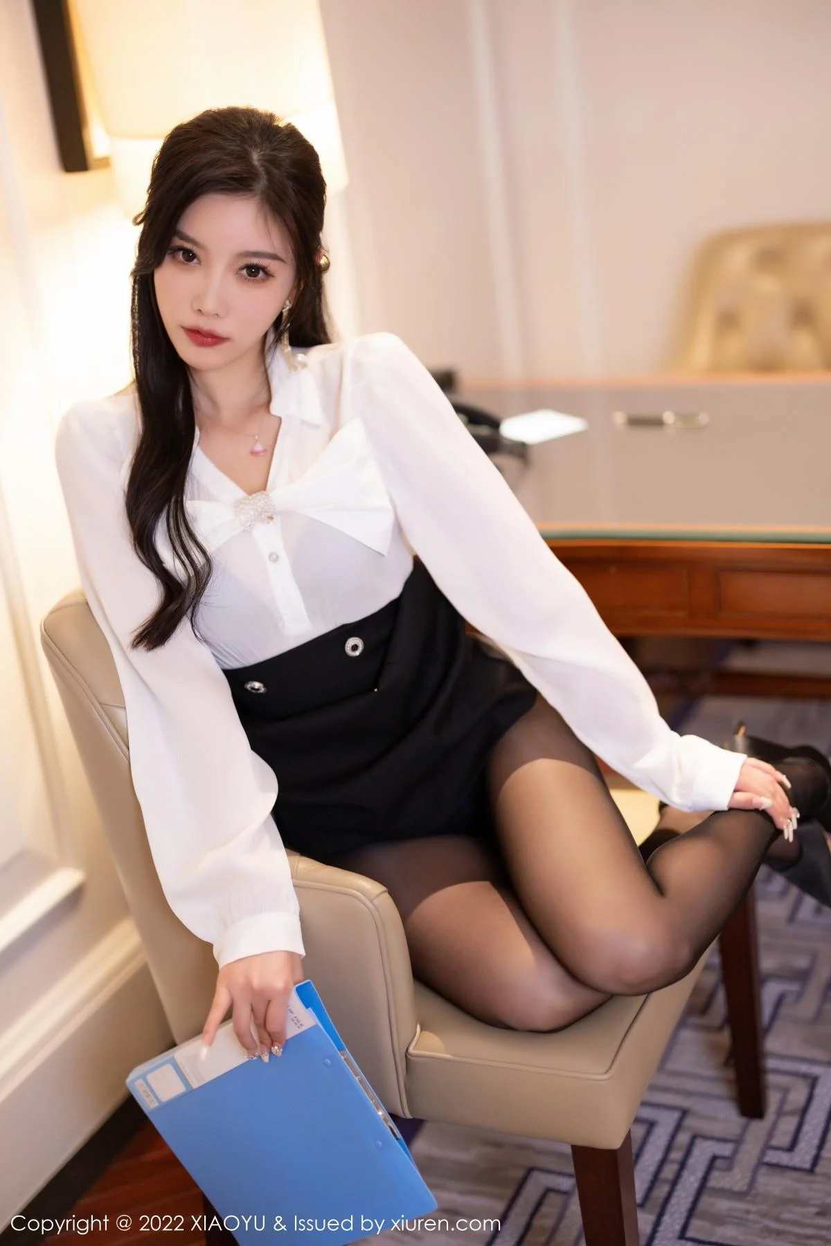 杨晨晨Yome性感白T配黑短裙露蓝色内衣超薄黑丝绝美写真 第 72 张