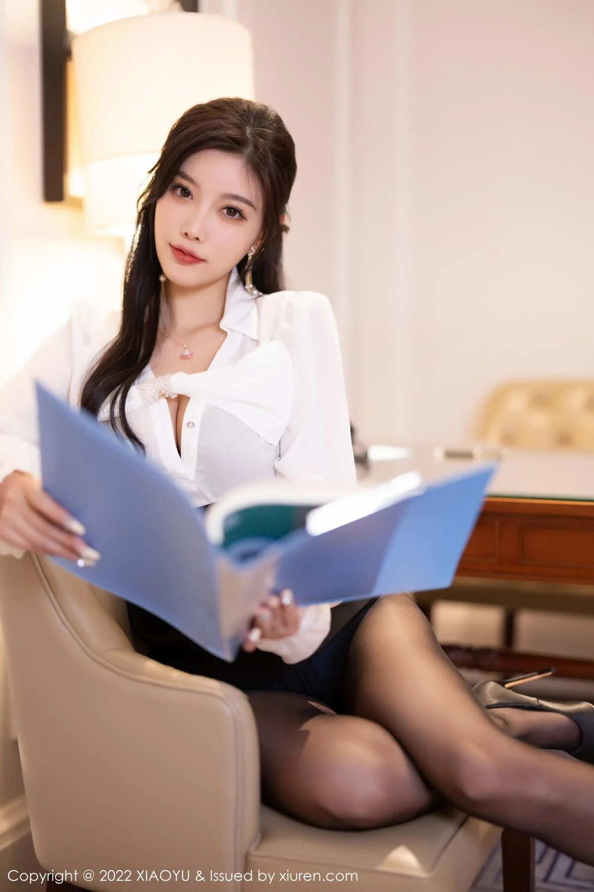 杨晨晨Yome性感白T配黑短裙露蓝色内衣超薄黑丝绝美写真 第 76 张