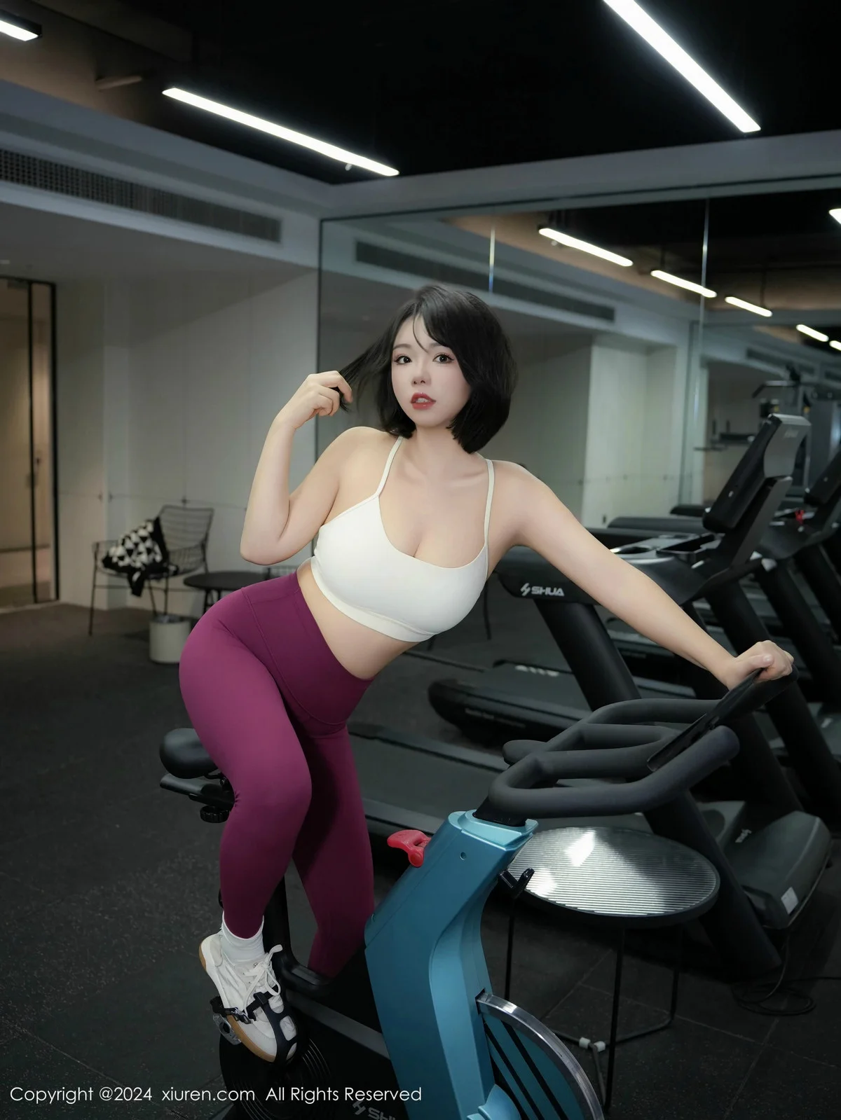 桃色奶酪健身房场景性感紫色瑜伽服秀丰腴身材绝美写真 第 20 张
