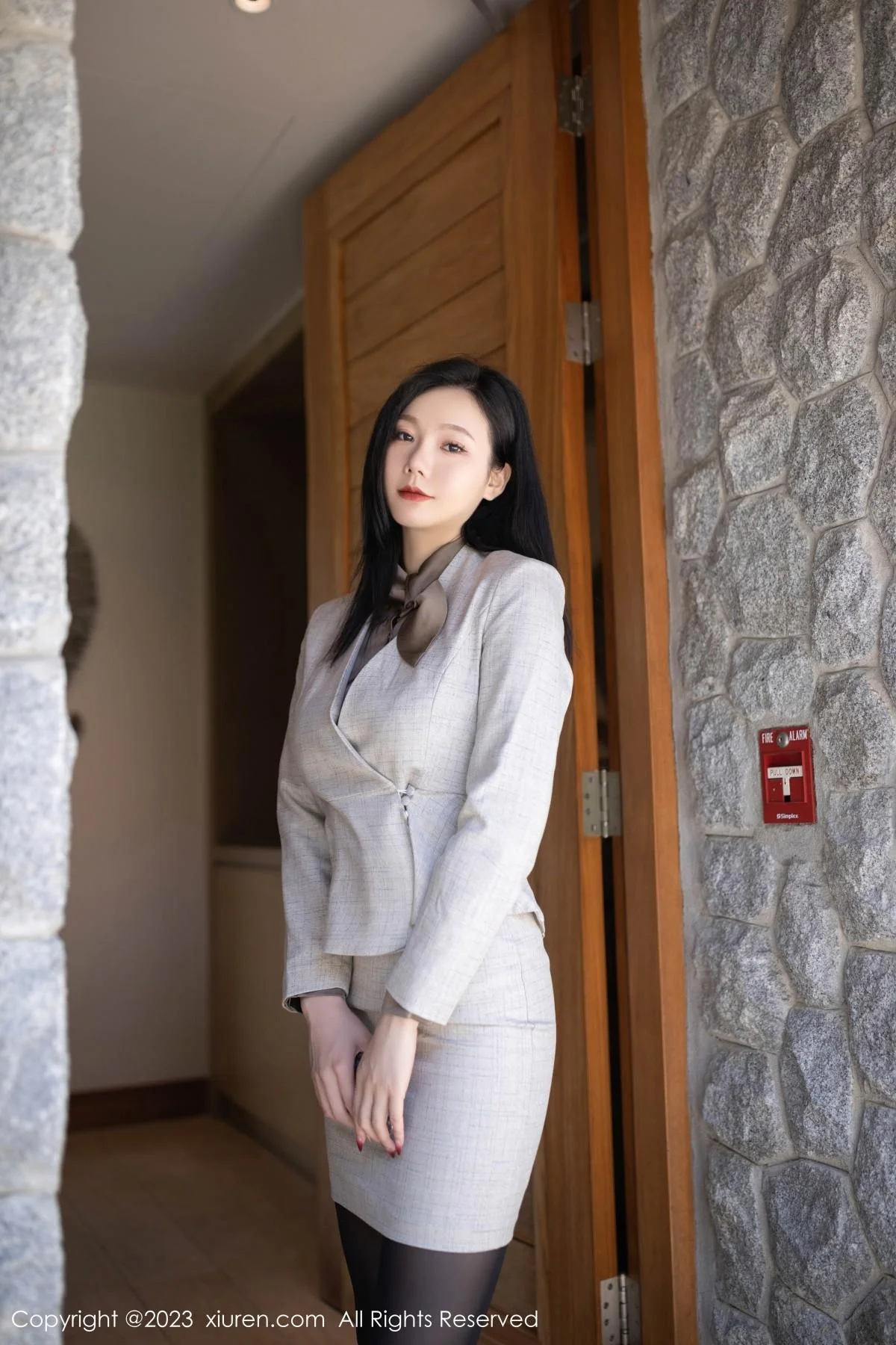 安然anran灰色职业Ol装露红色蕾丝内衣秀曼妙身姿绝美写真 第 1 张