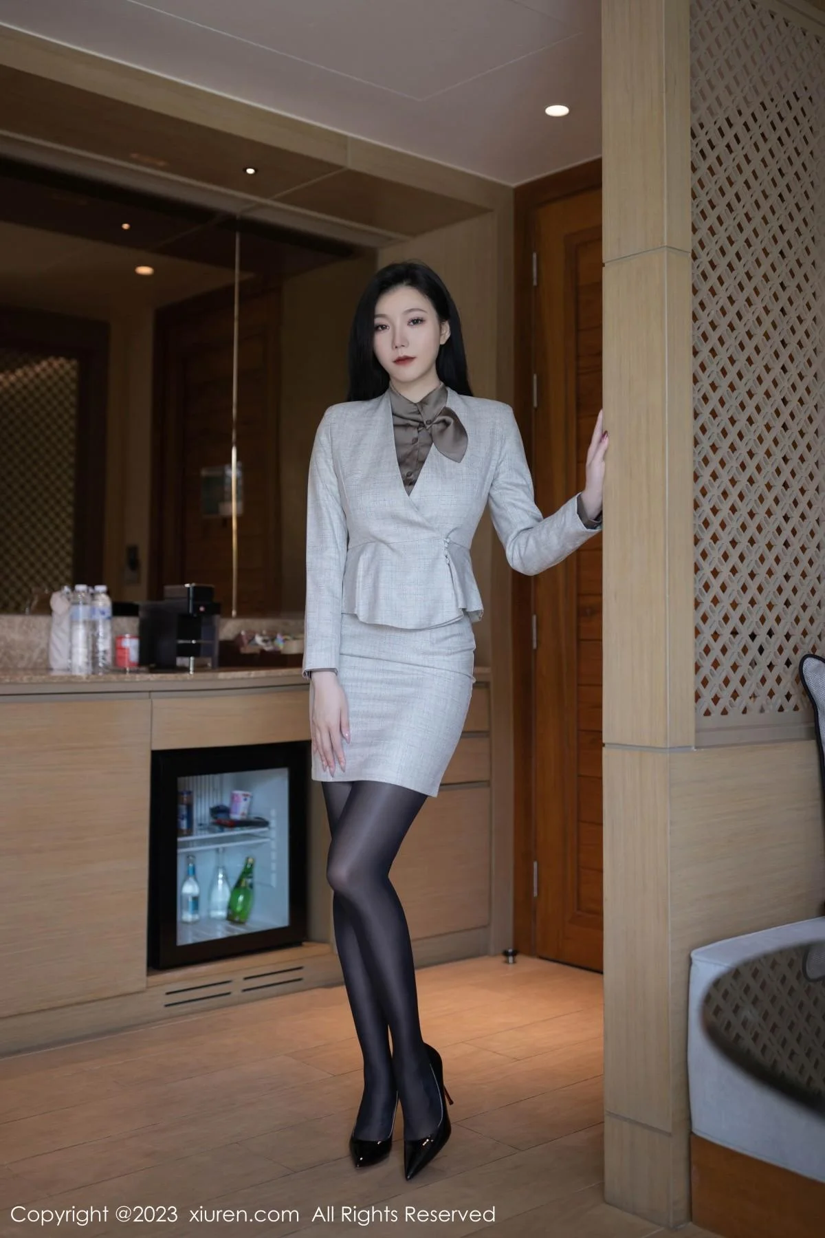 安然anran灰色职业Ol装露红色蕾丝内衣秀曼妙身姿绝美写真 第 2 张