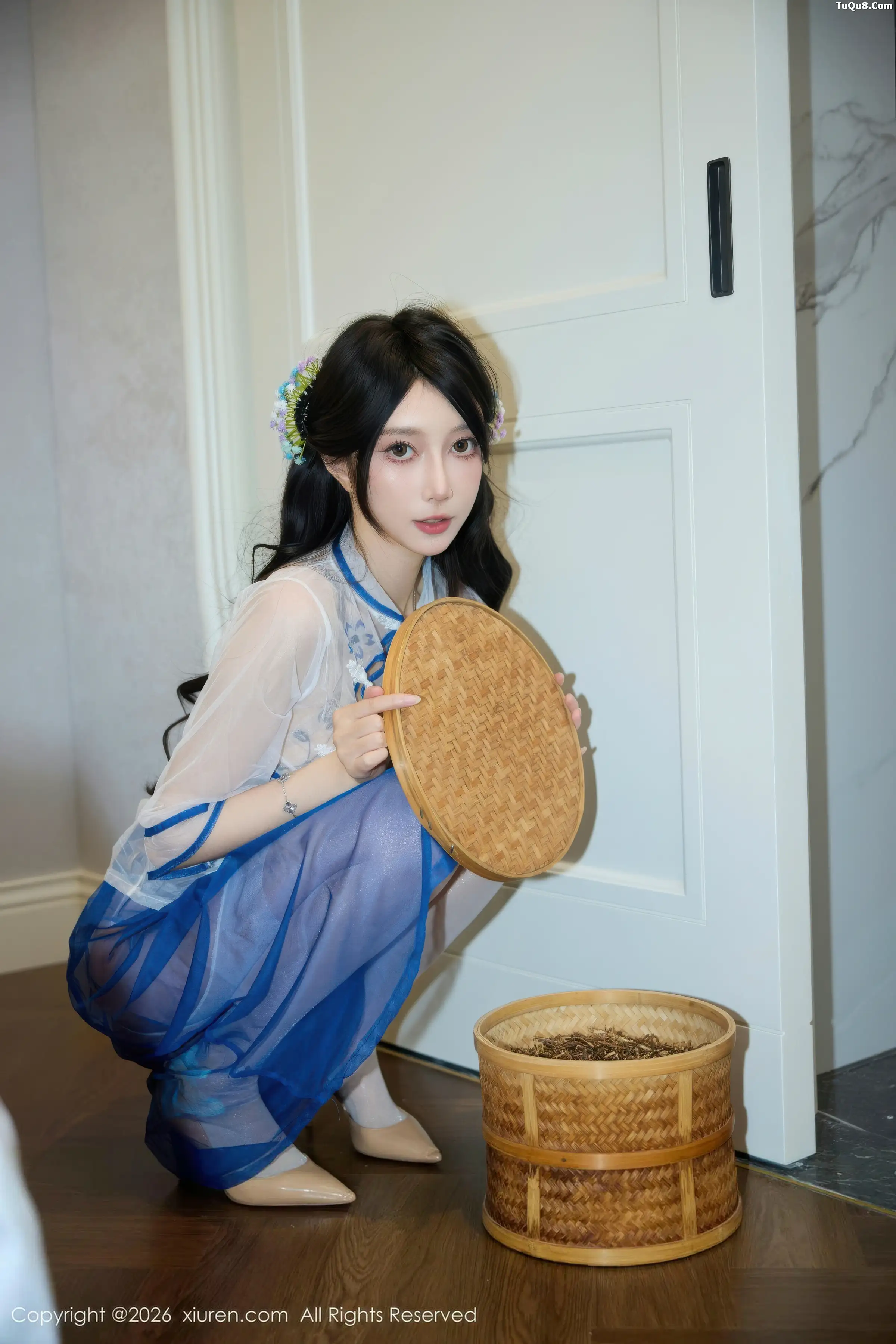 玥儿玥er性感浅色连衣裙配白丝吊袜秀曼妙身材迷人绝美写真 第 10 张
