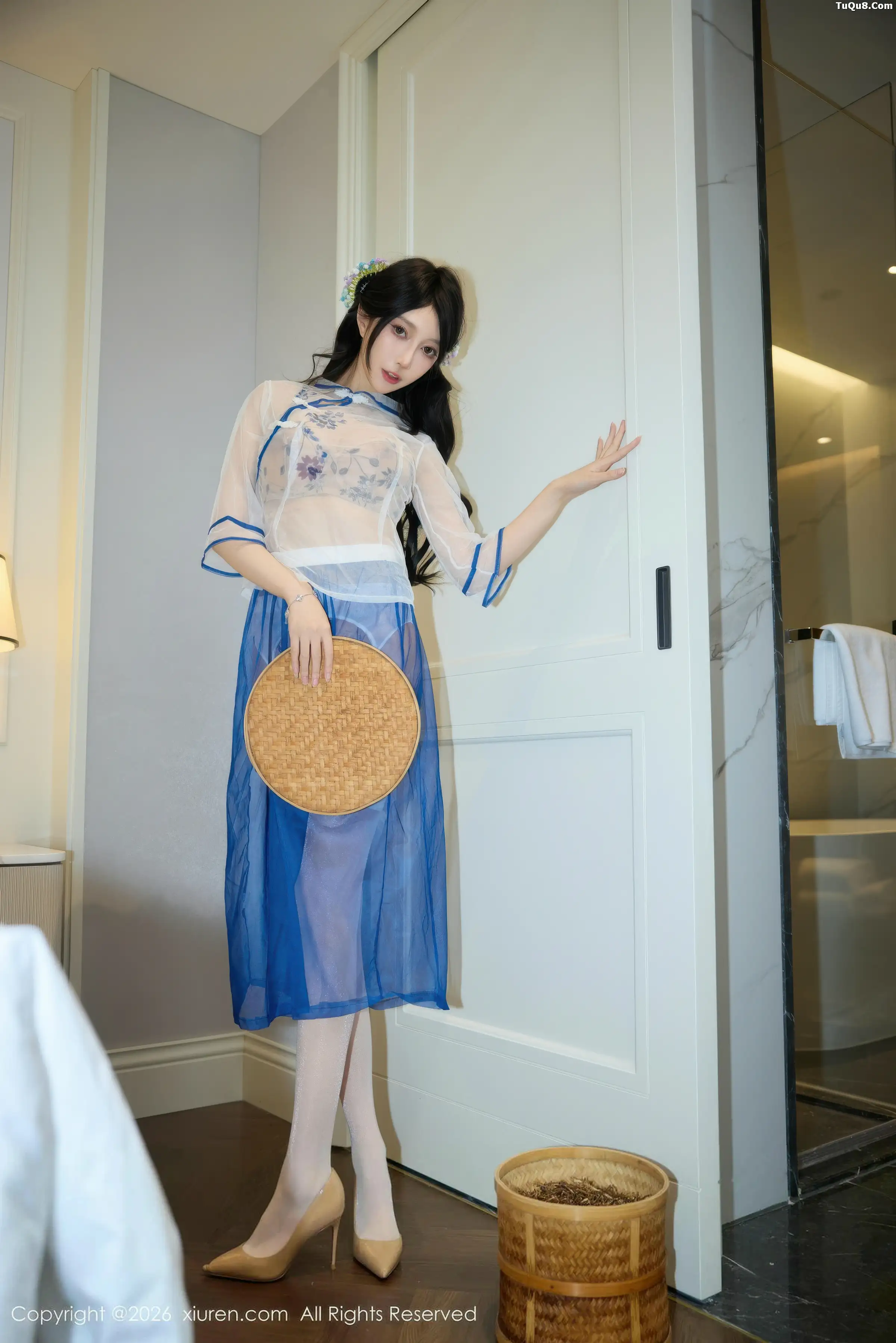 玥儿玥er性感浅色连衣裙配白丝吊袜秀曼妙身材迷人绝美写真 第 11 张