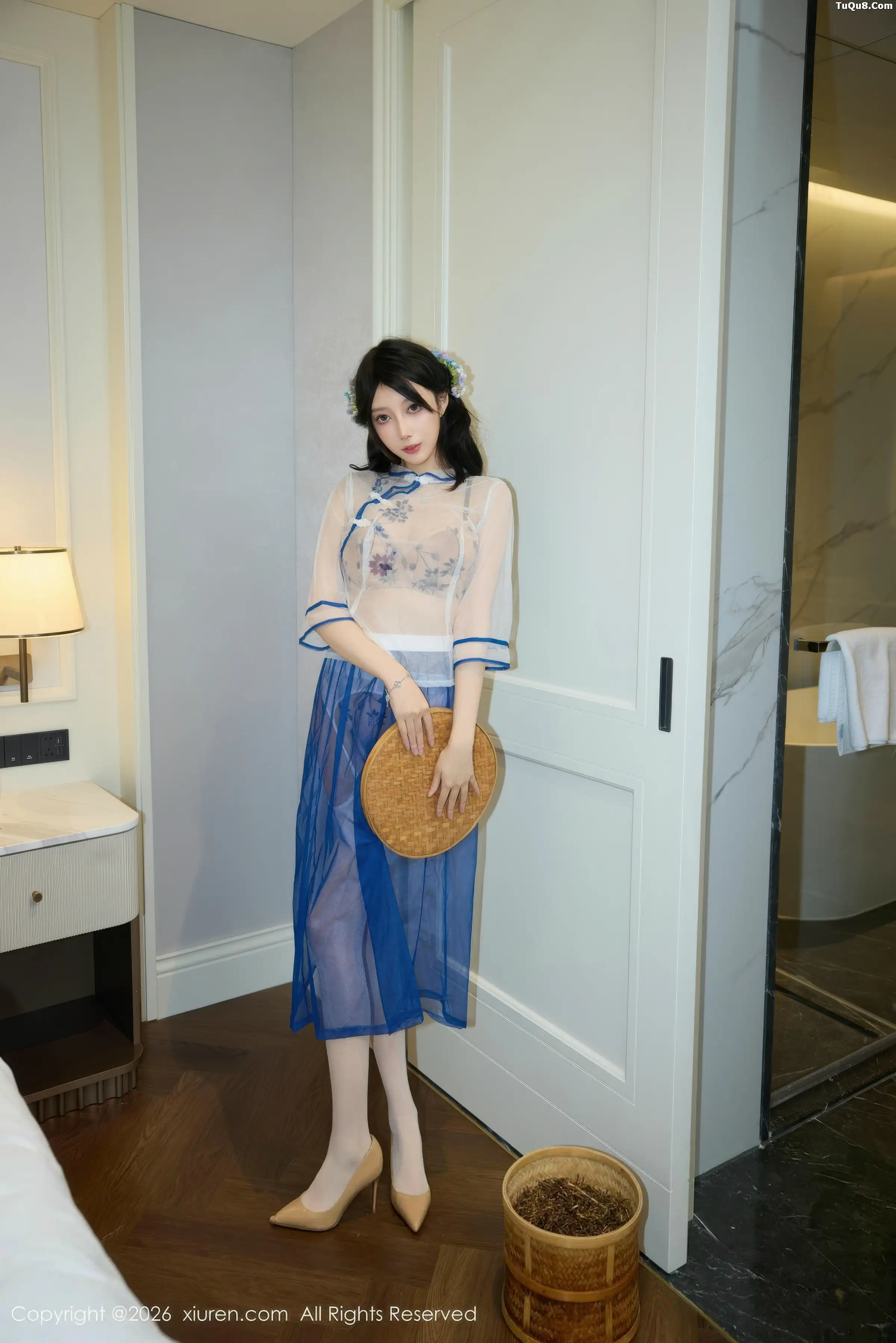 玥儿玥er性感浅色连衣裙配白丝吊袜秀曼妙身材迷人绝美写真 第 13 张