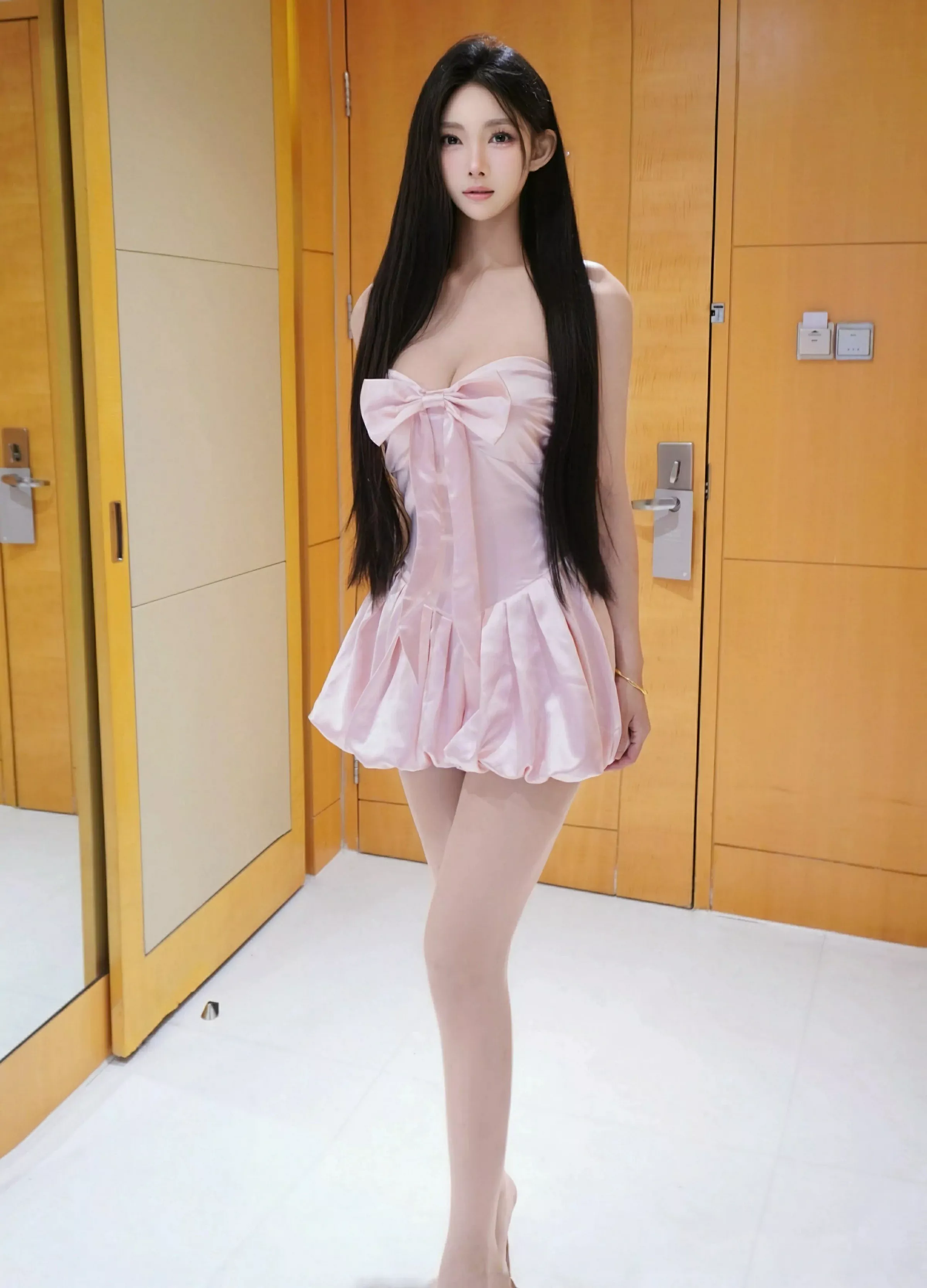 雪见性感粉色连衣裙露白色内衣配白丝袜秀美腿绝美写真 第 14 张
