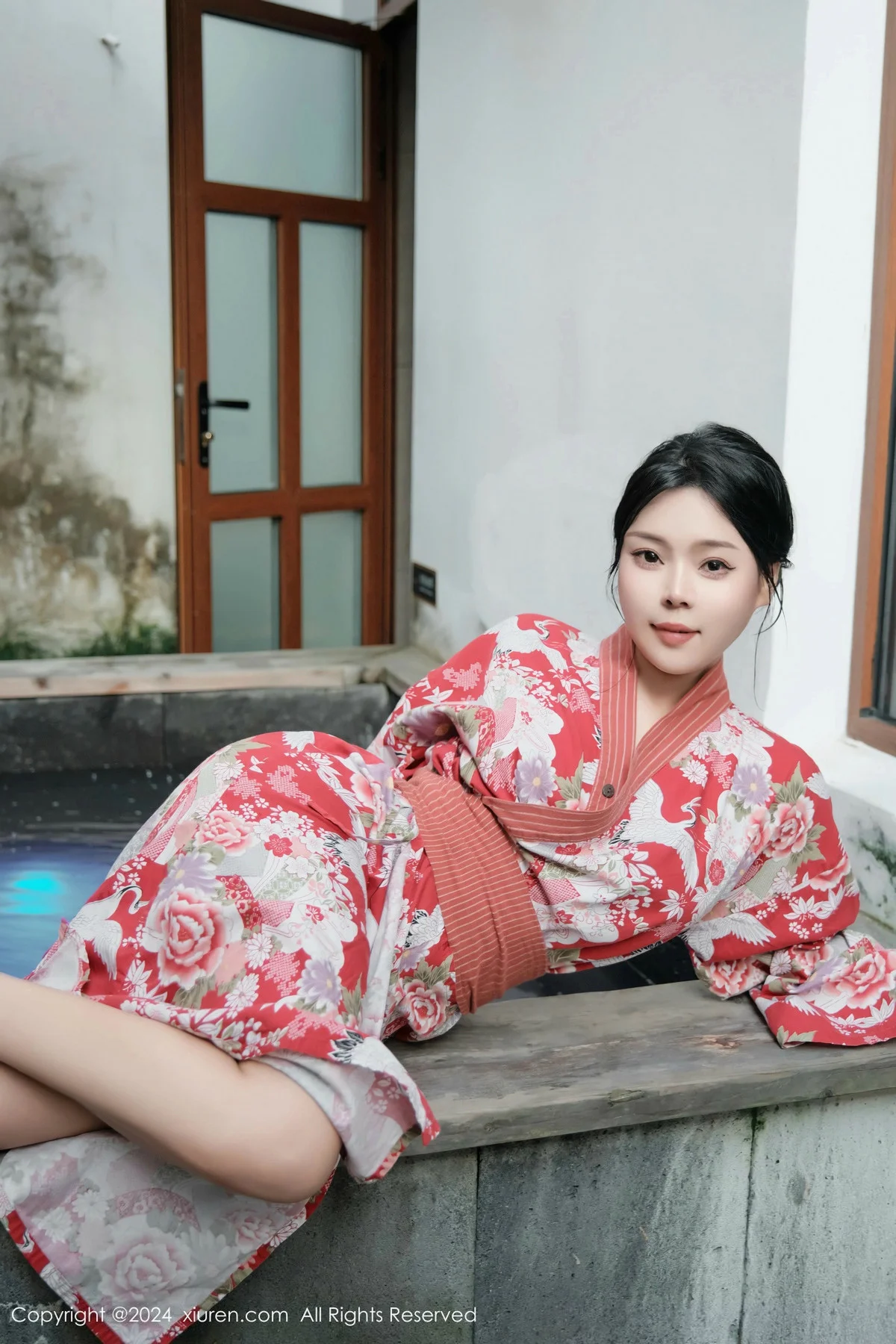 麦田温泉场景性感花色连衣裙半脱秀曼妙身姿惹火绝美写真 第 1 张
