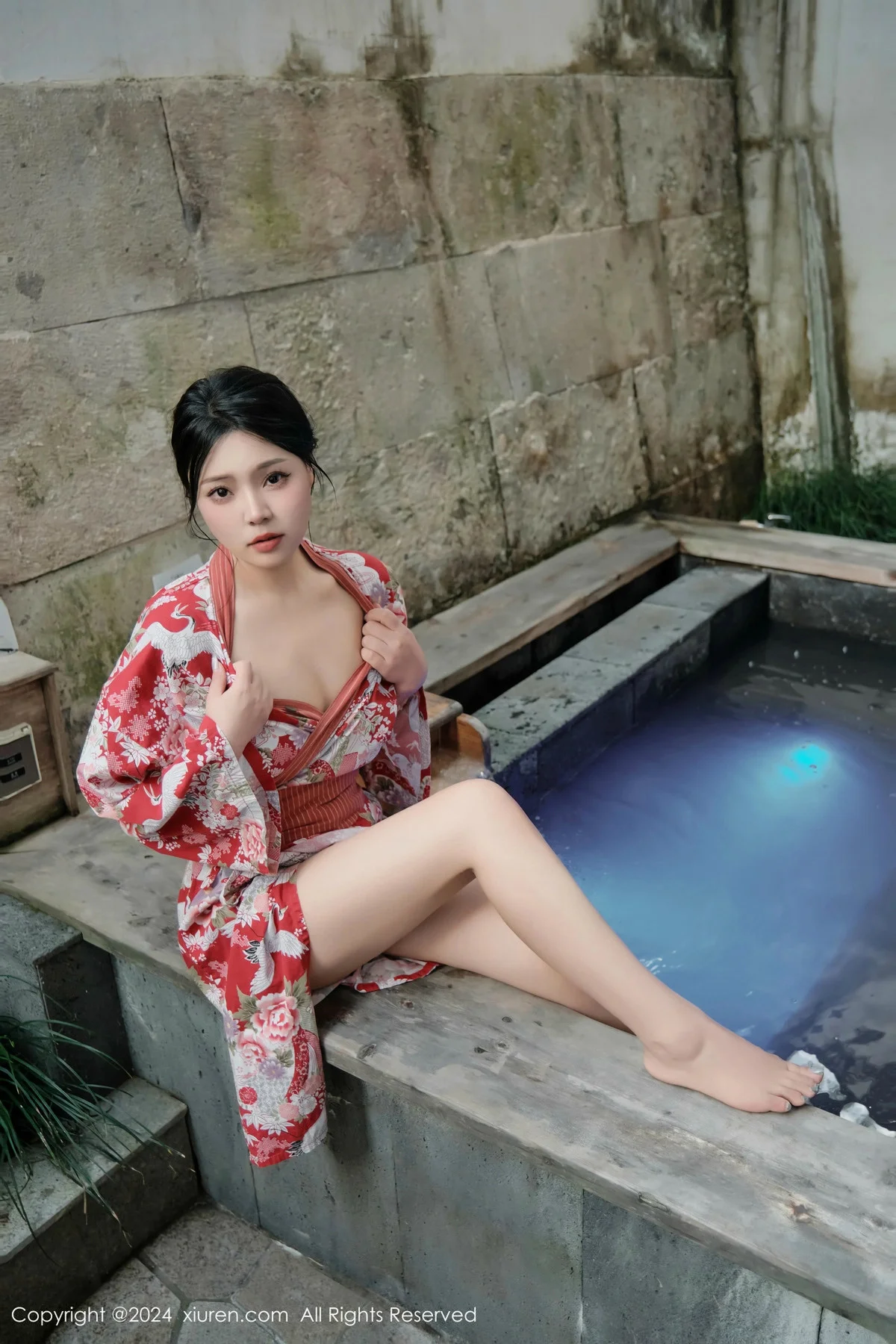 麦田温泉场景性感花色连衣裙半脱秀曼妙身姿惹火绝美写真 第 33 张