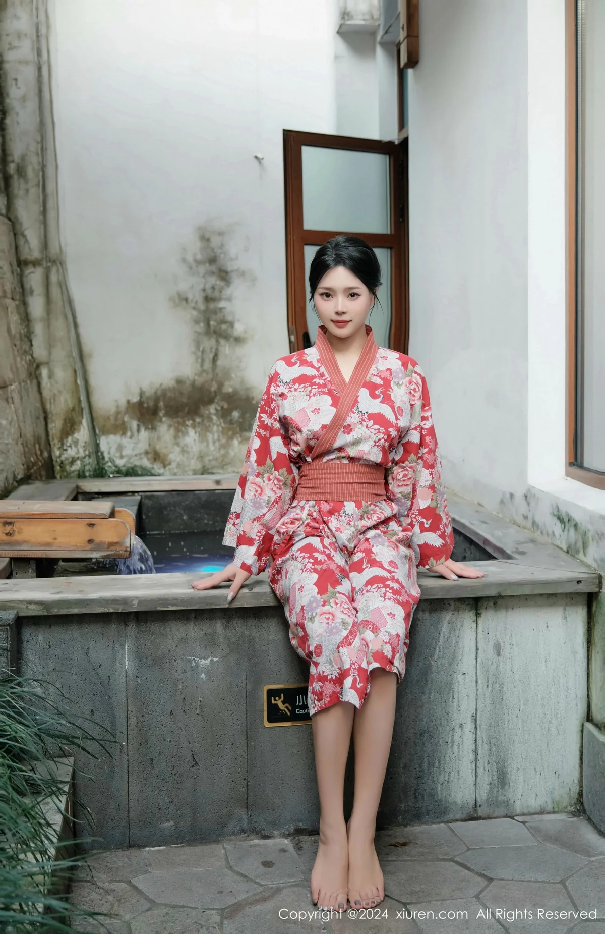 麦田温泉场景性感花色连衣裙半脱秀曼妙身姿惹火绝美写真 第 43 张