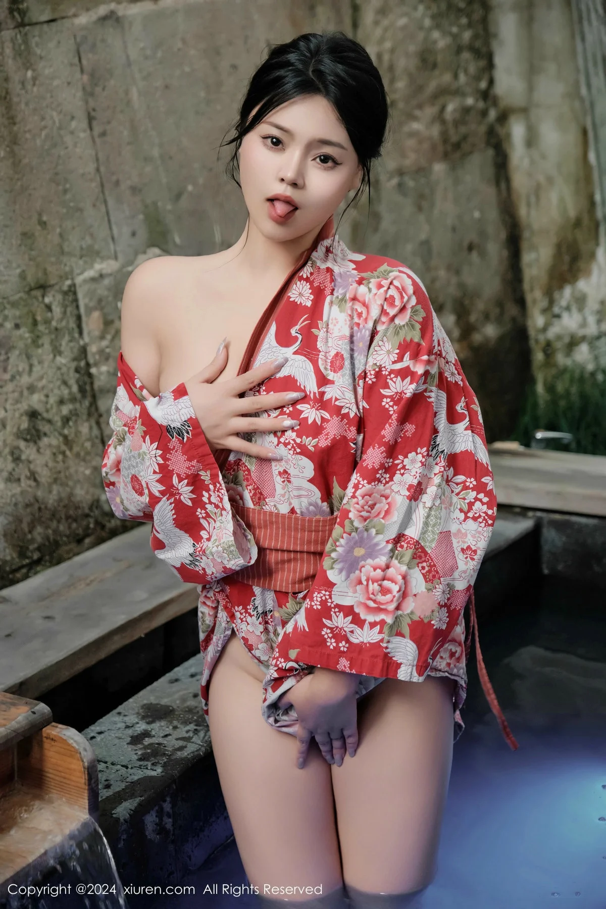 麦田温泉场景性感花色连衣裙半脱秀曼妙身姿惹火绝美写真 第 50 张