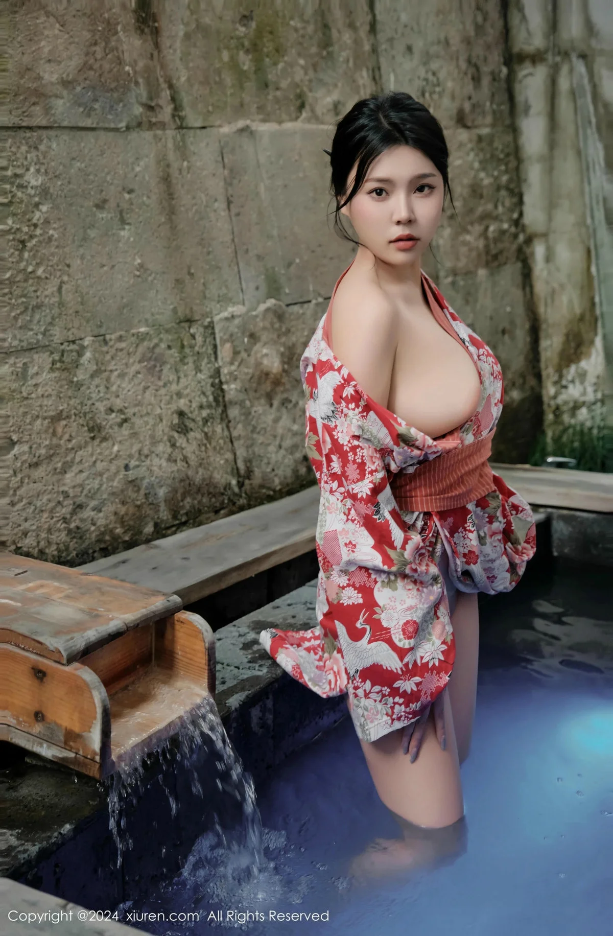 麦田温泉场景性感花色连衣裙半脱秀曼妙身姿惹火绝美写真 第 64 张