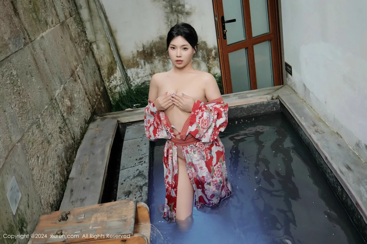 麦田温泉场景性感花色连衣裙半脱秀曼妙身姿惹火绝美写真 第 81 张