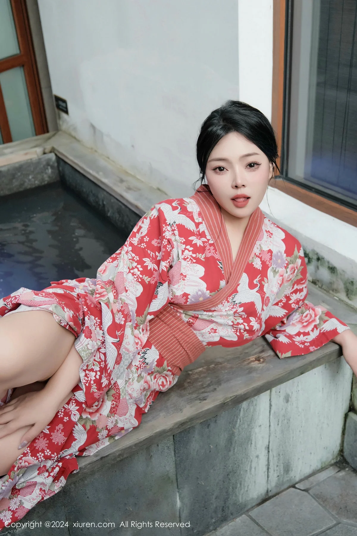 麦田温泉场景性感花色连衣裙半脱秀曼妙身姿惹火绝美写真 第 9 张
