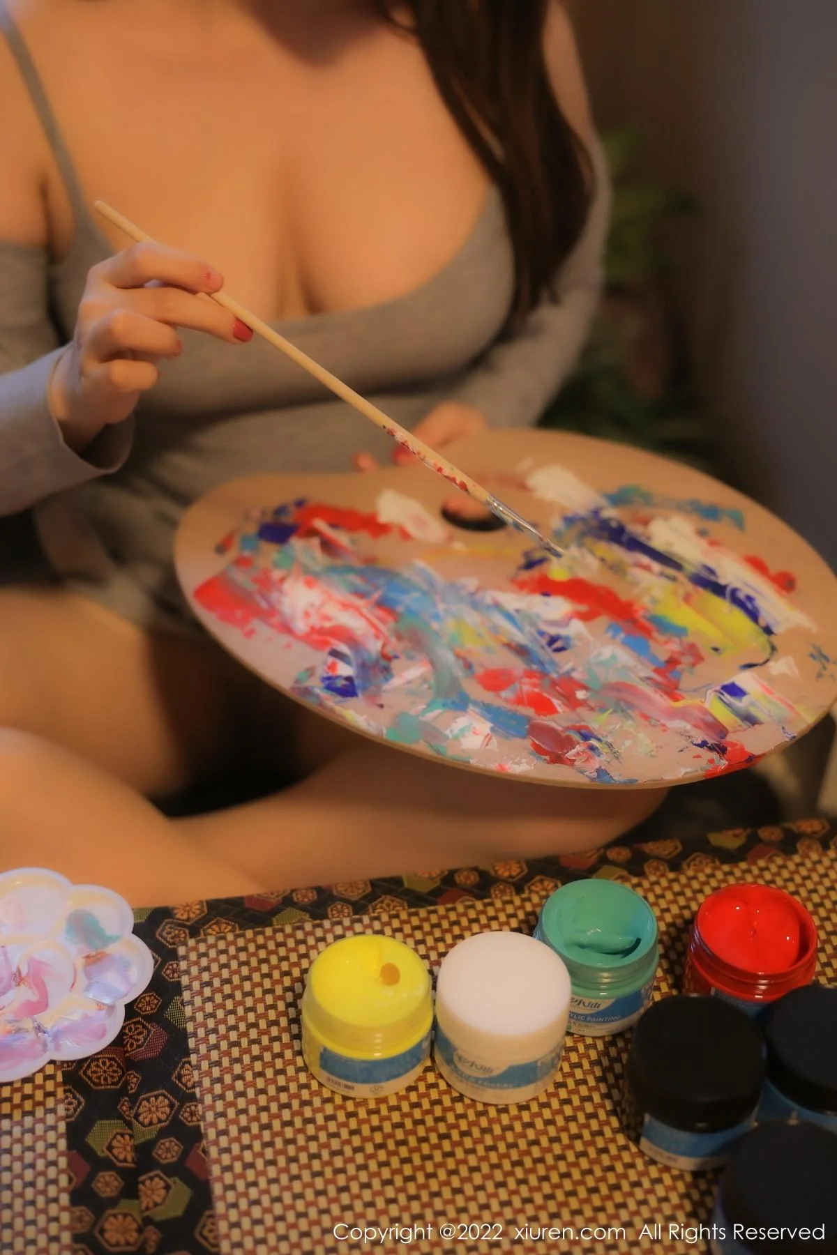 豆瓣酱绘画主题灰色低胸吊带裙配肉丝秀丰满身材绝美写真 第 2 张
