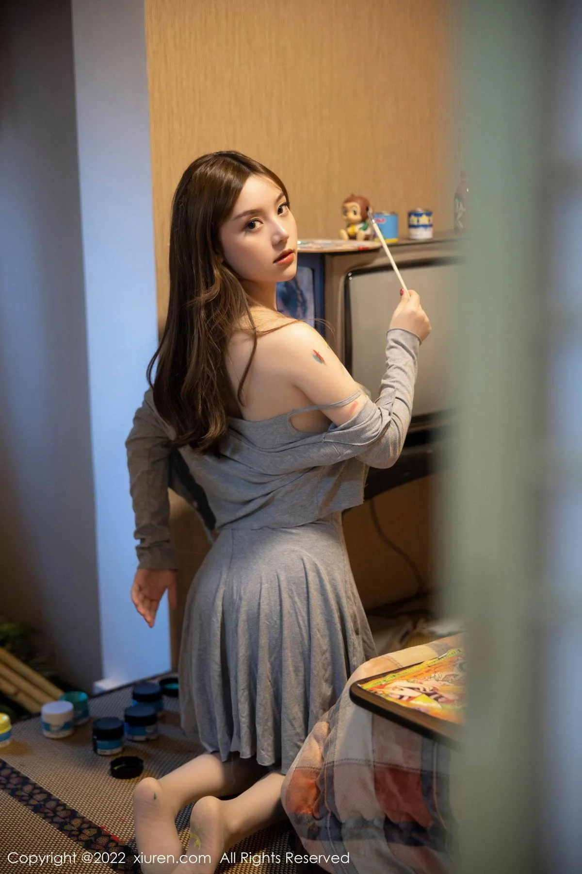 豆瓣酱绘画主题灰色低胸吊带裙配肉丝秀丰满身材绝美写真 第 55 张