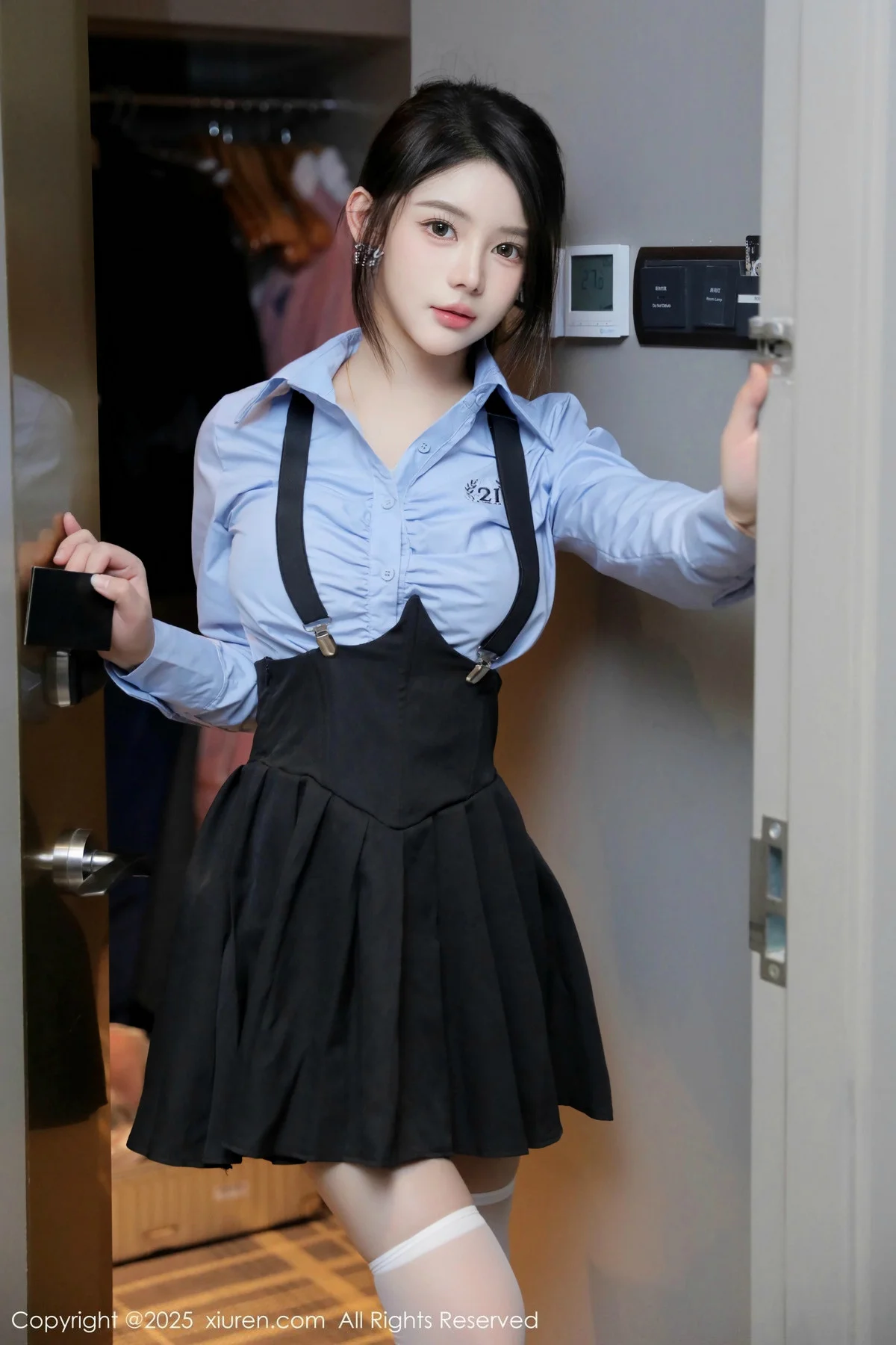 爱酱里性感蓝T配黑色吊带短裙露白丝袜秀完美身材绝美写真 第 10 张