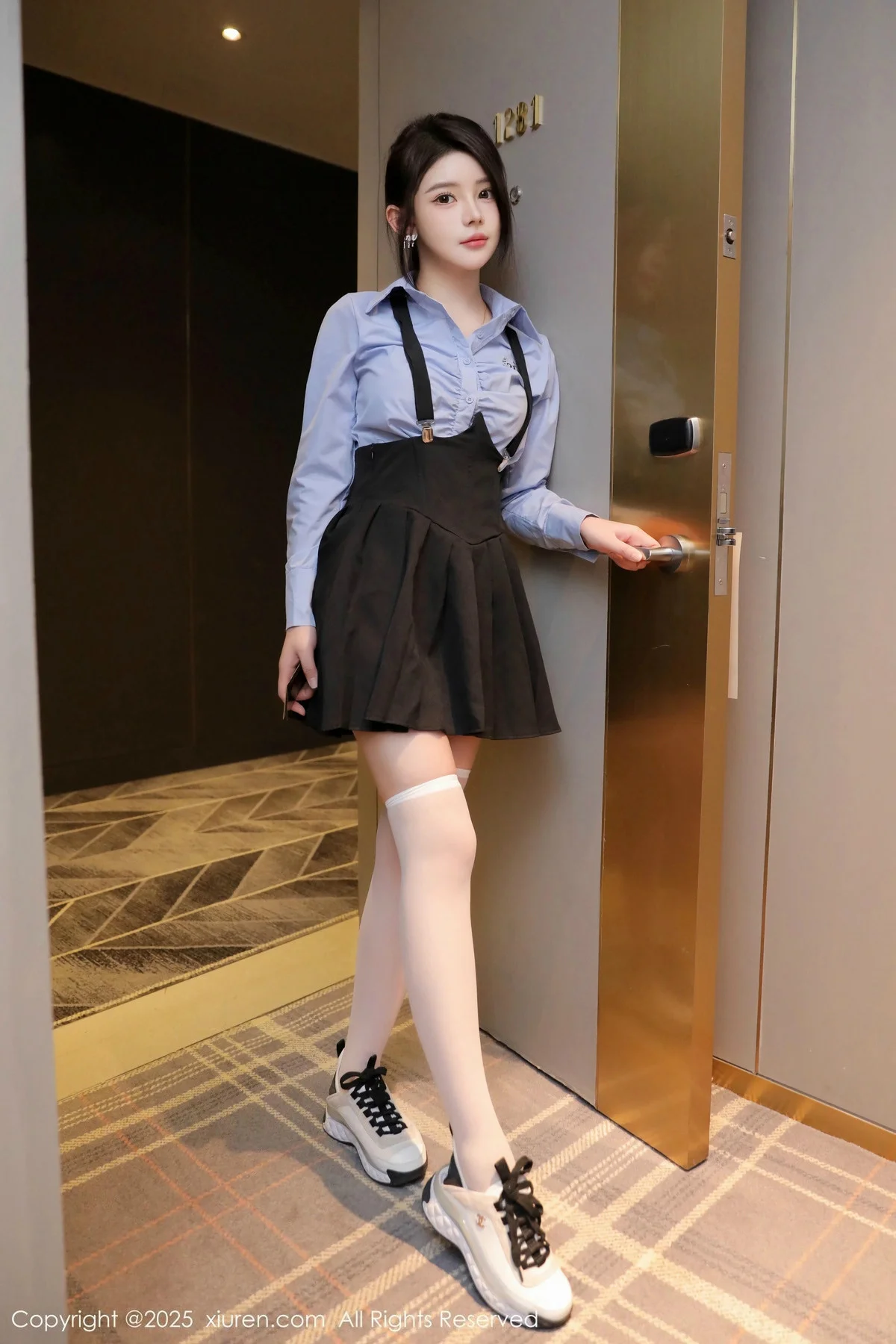爱酱里性感蓝T配黑色吊带短裙露白丝袜秀完美身材绝美写真 第 11 张
