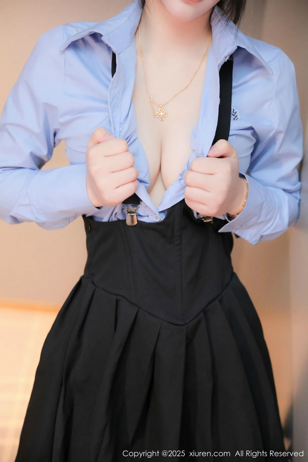 爱酱里性感蓝T配黑色吊带短裙露白丝袜秀完美身材绝美写真 第 18 张