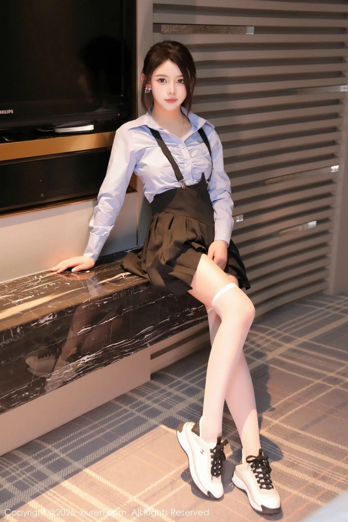 爱酱里性感蓝T配黑色吊带短裙露白丝袜秀完美身材绝美写真 第 20 张