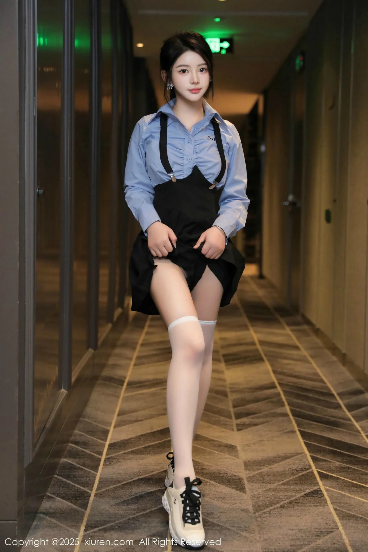 爱酱里性感蓝T配黑色吊带短裙露白丝袜秀完美身材绝美写真 第 3 张