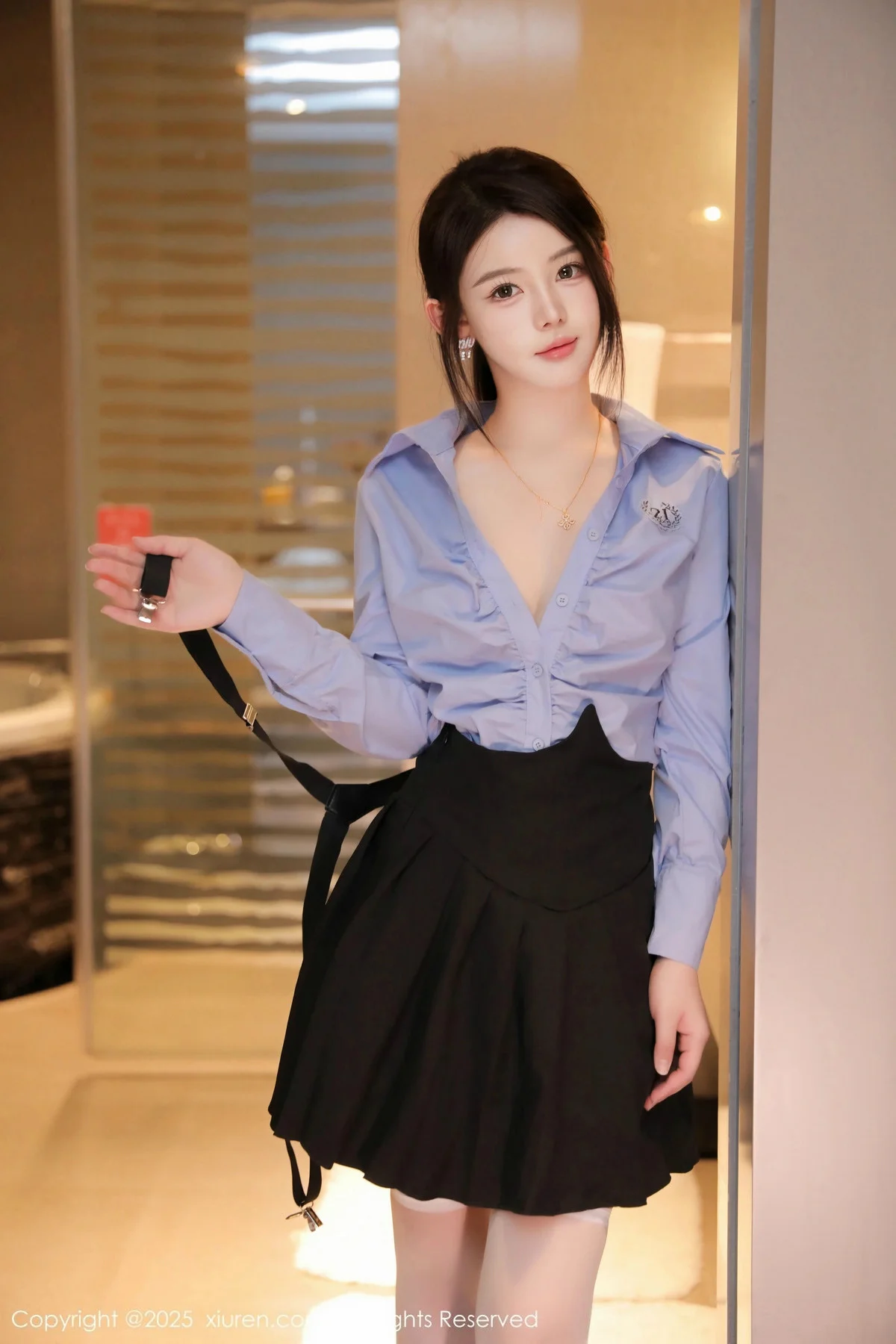 爱酱里性感蓝T配黑色吊带短裙露白丝袜秀完美身材绝美写真 第 32 张