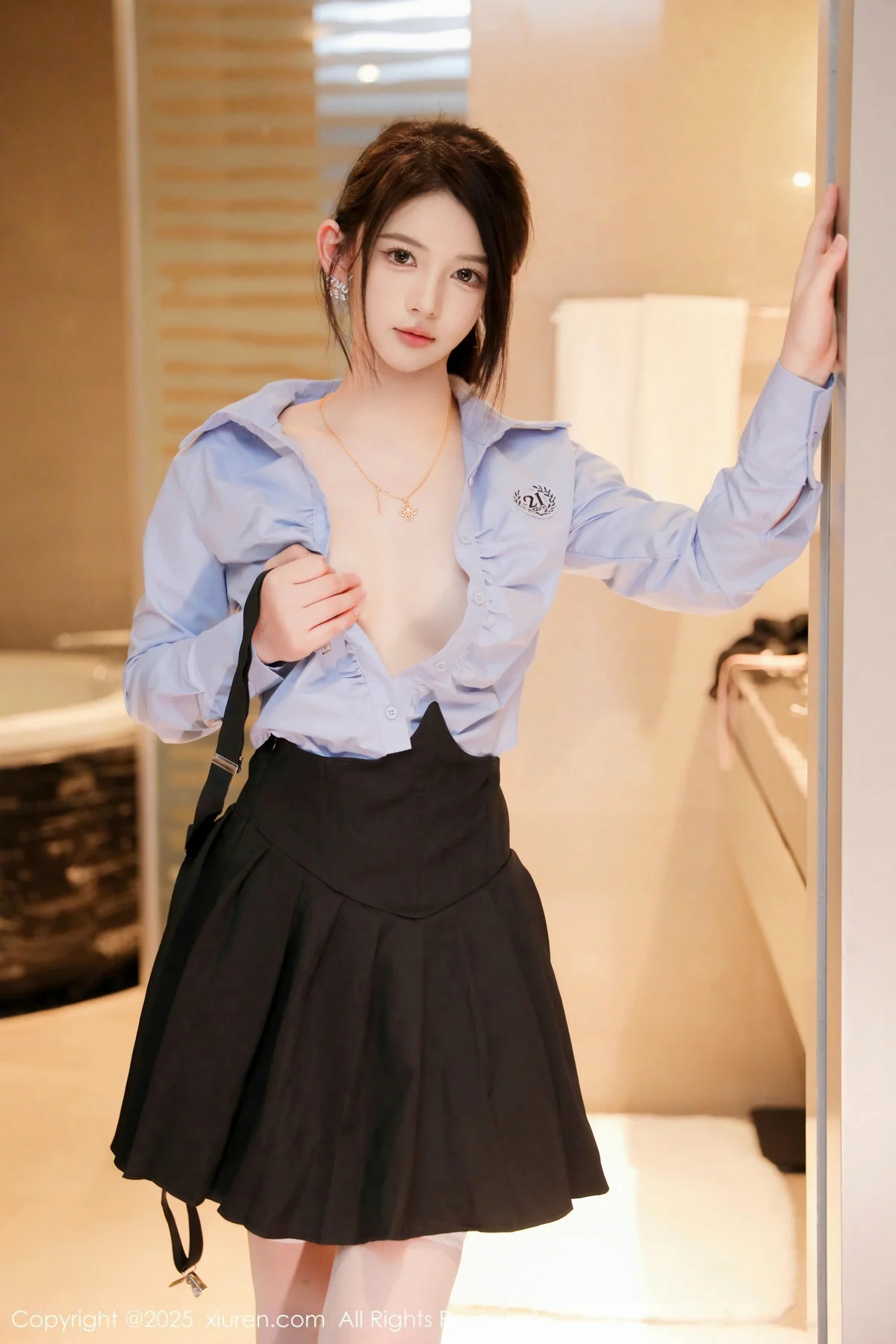 爱酱里性感蓝T配黑色吊带短裙露白丝袜秀完美身材绝美写真 第 34 张
