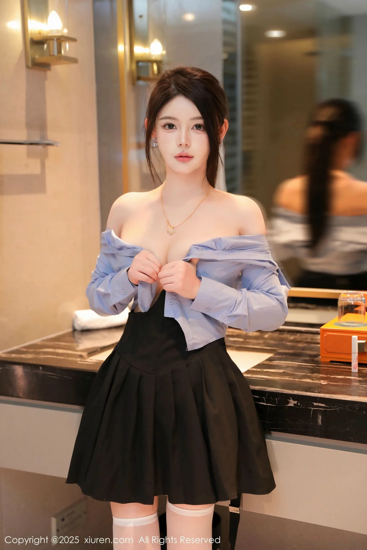 爱酱里性感蓝T配黑色吊带短裙露白丝袜秀完美身材绝美写真 第 50 张