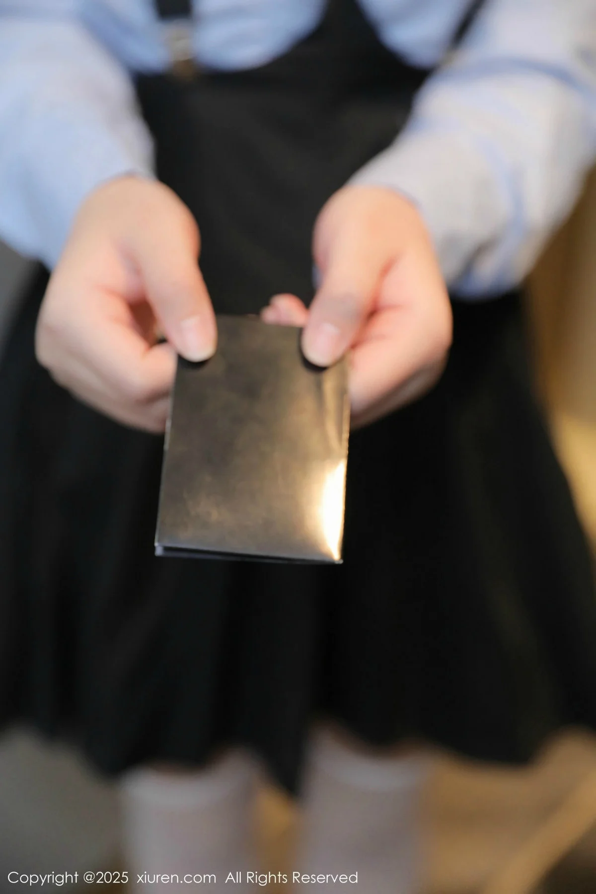 爱酱里性感蓝T配黑色吊带短裙露白丝袜秀完美身材绝美写真 第 7 张