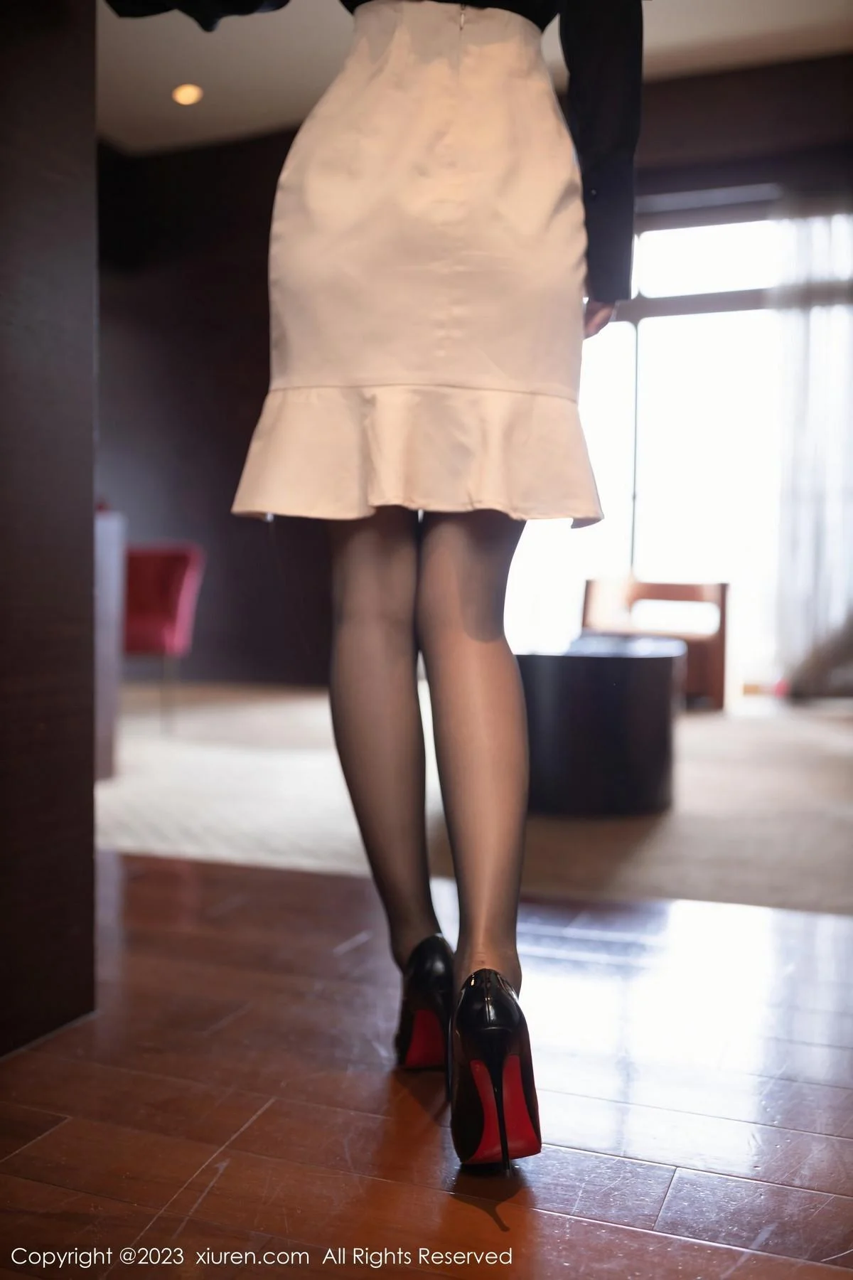 唐安琪同事角色脱OL装露红色蕾丝内衣配开档黑丝绝美写真 第 2 张