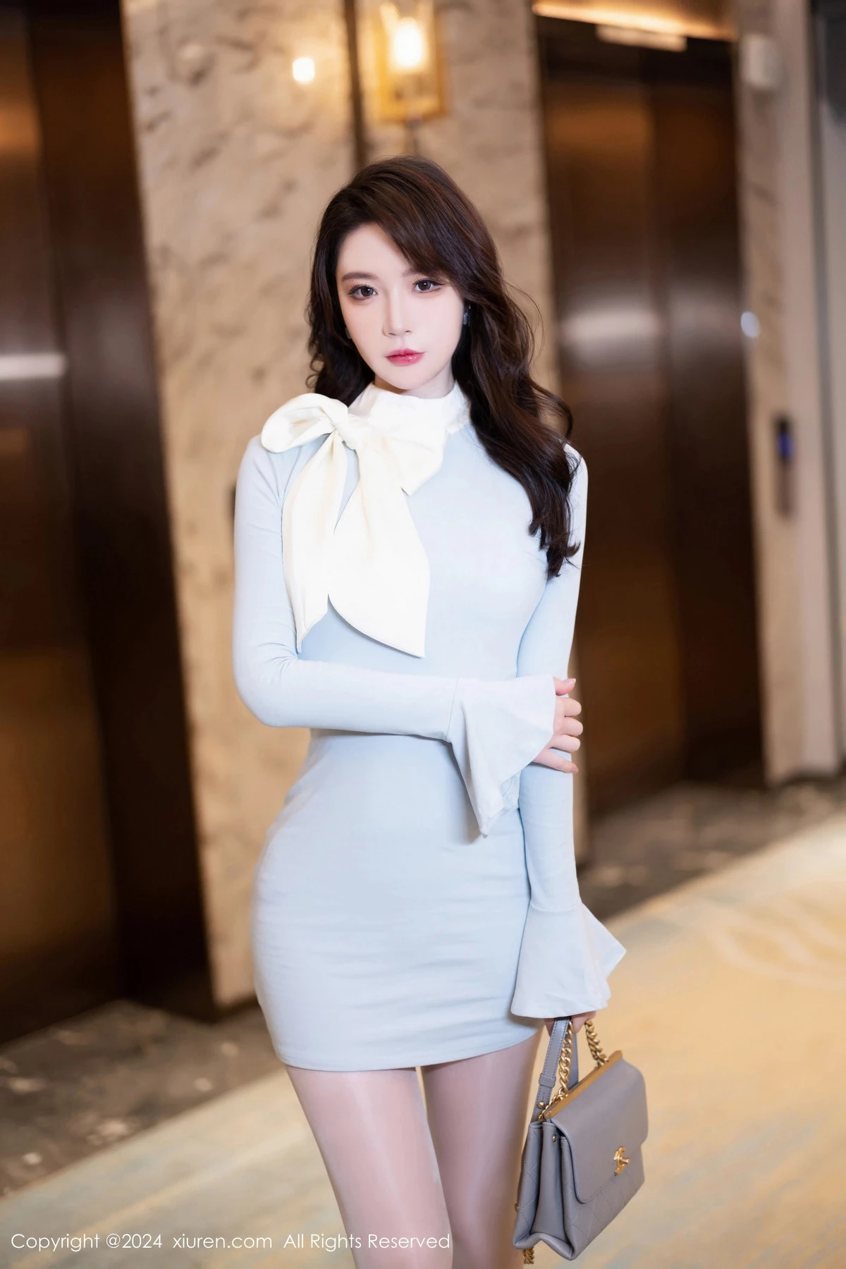 梦心玥性感浅蓝色连衣短裙配闪亮白丝秀高挑身材绝美写真 第 2 张