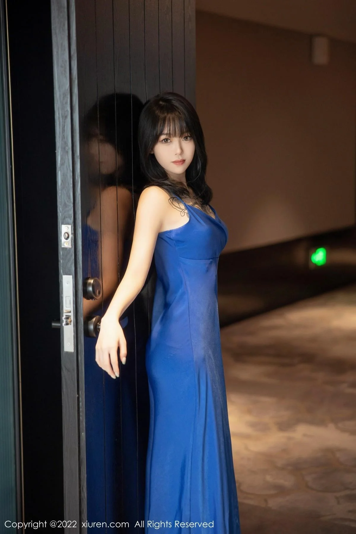 奶瓶蓝色吊裙配灰丝裤袜秀曼妙身材性感美腿迷人绝美写真 第 1 张