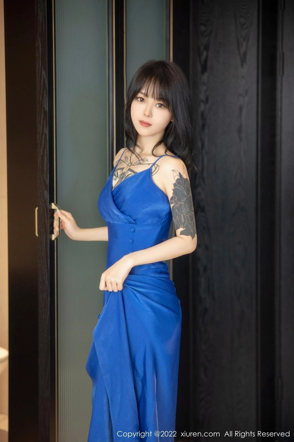奶瓶蓝色吊裙配灰丝裤袜秀曼妙身材性感美腿迷人绝美写真 第 10 张