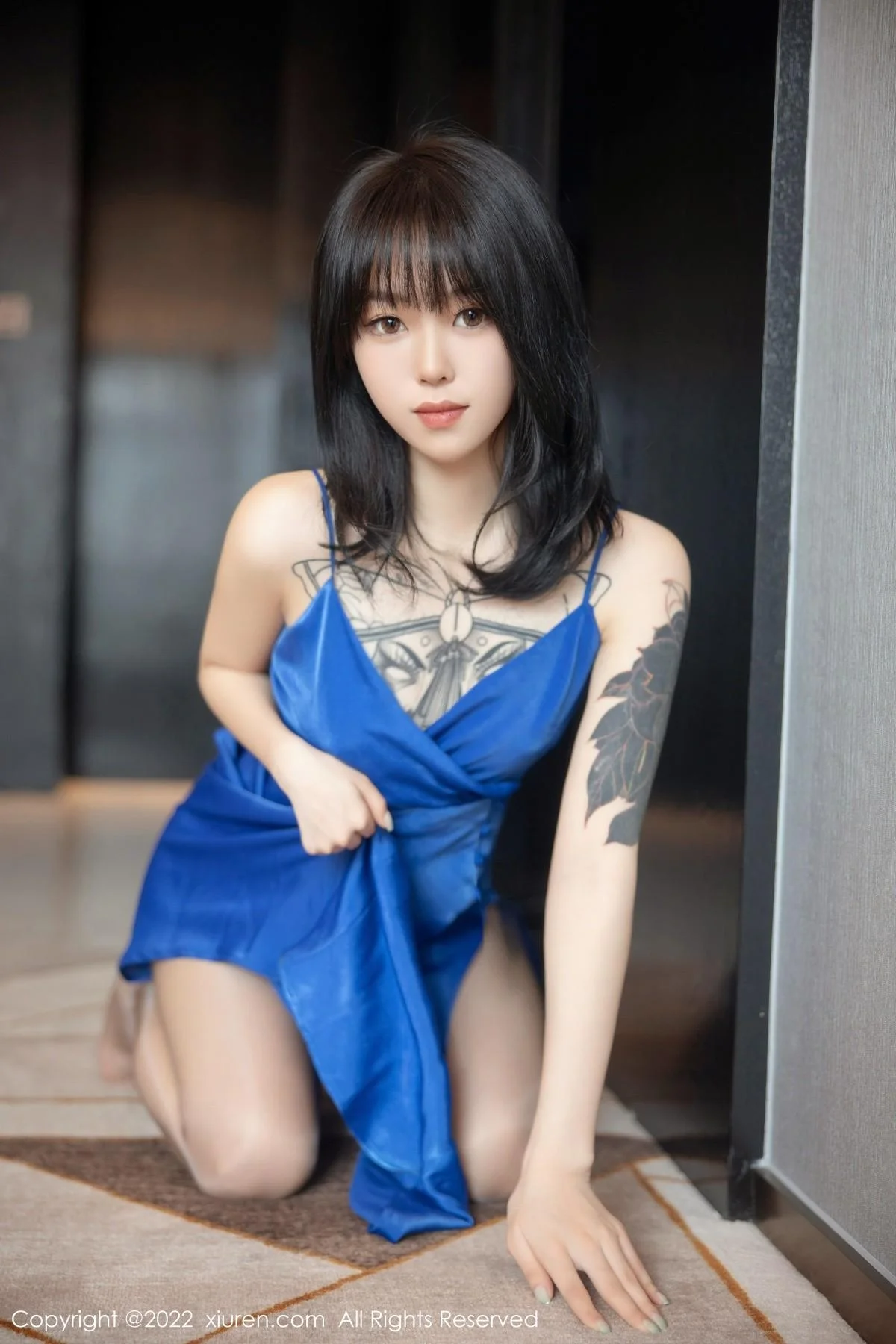 奶瓶蓝色吊裙配灰丝裤袜秀曼妙身材性感美腿迷人绝美写真 第 17 张