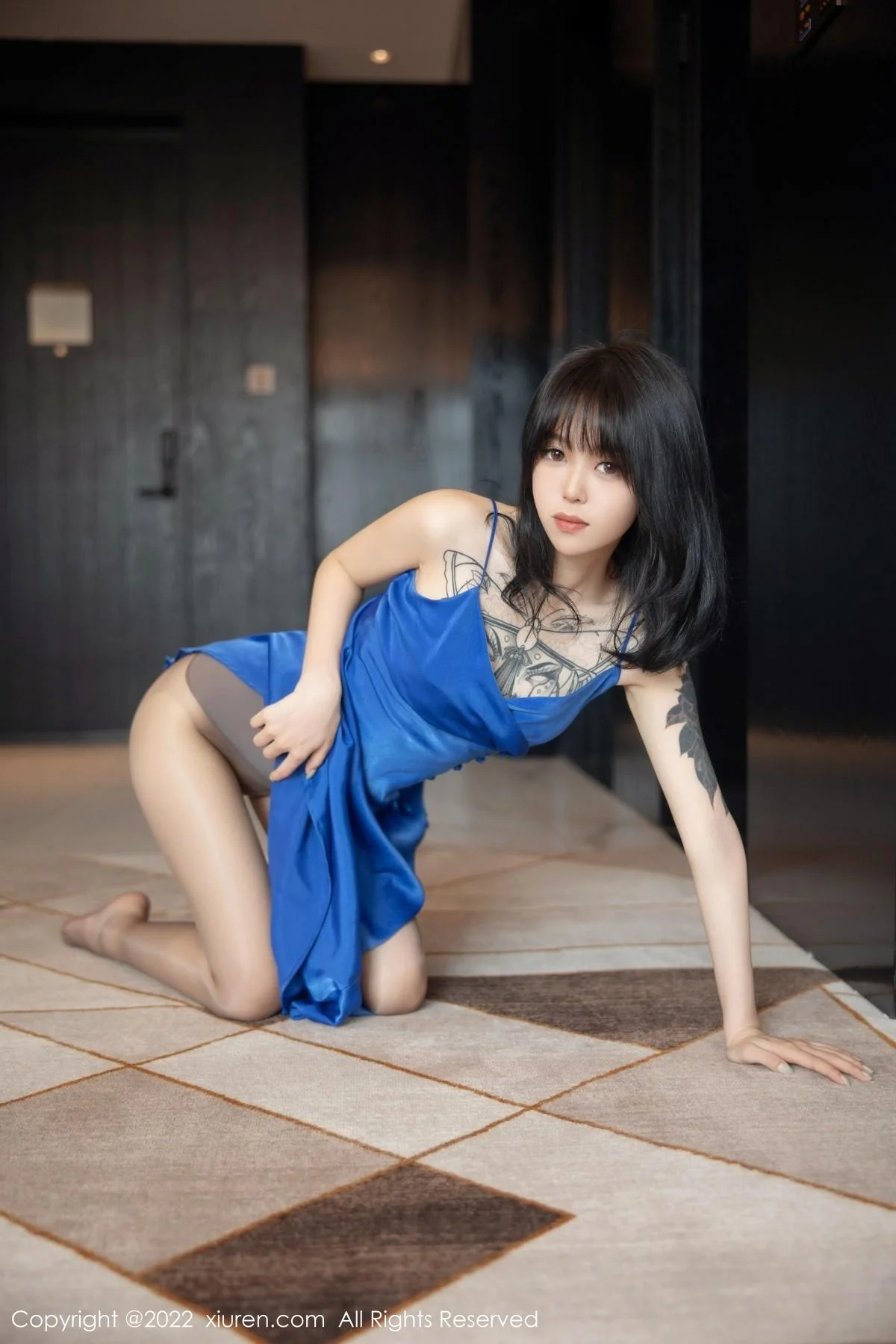 奶瓶蓝色吊裙配灰丝裤袜秀曼妙身材性感美腿迷人绝美写真 第 18 张