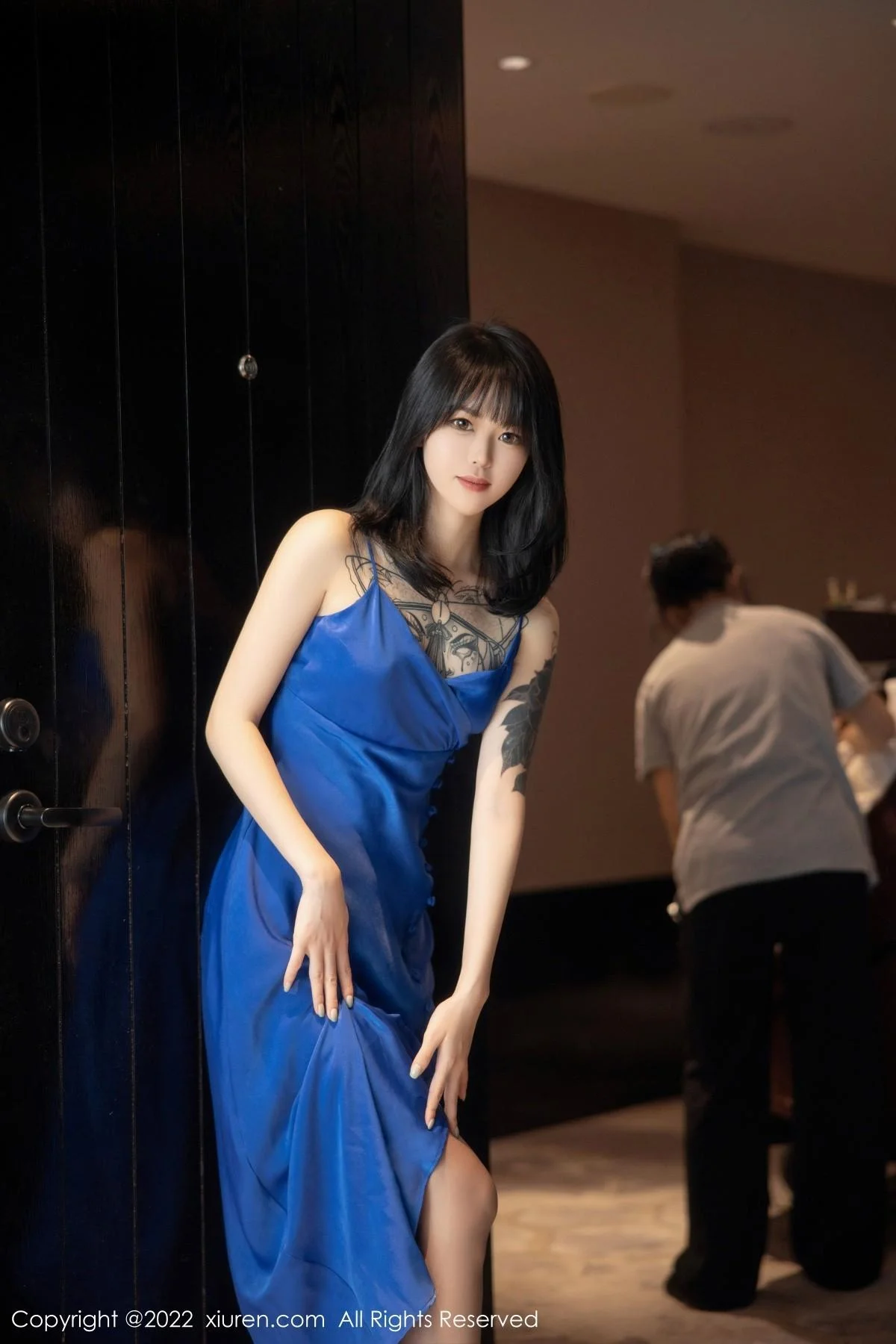 奶瓶蓝色吊裙配灰丝裤袜秀曼妙身材性感美腿迷人绝美写真 第 2 张