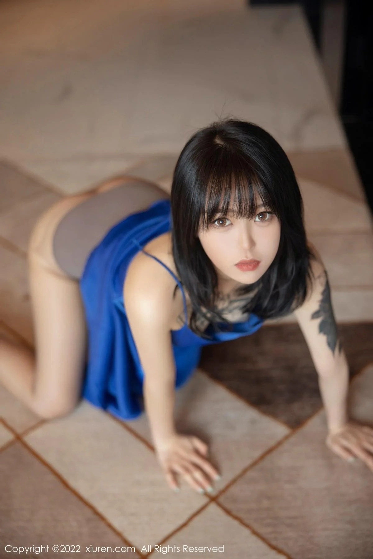 奶瓶蓝色吊裙配灰丝裤袜秀曼妙身材性感美腿迷人绝美写真 第 21 张