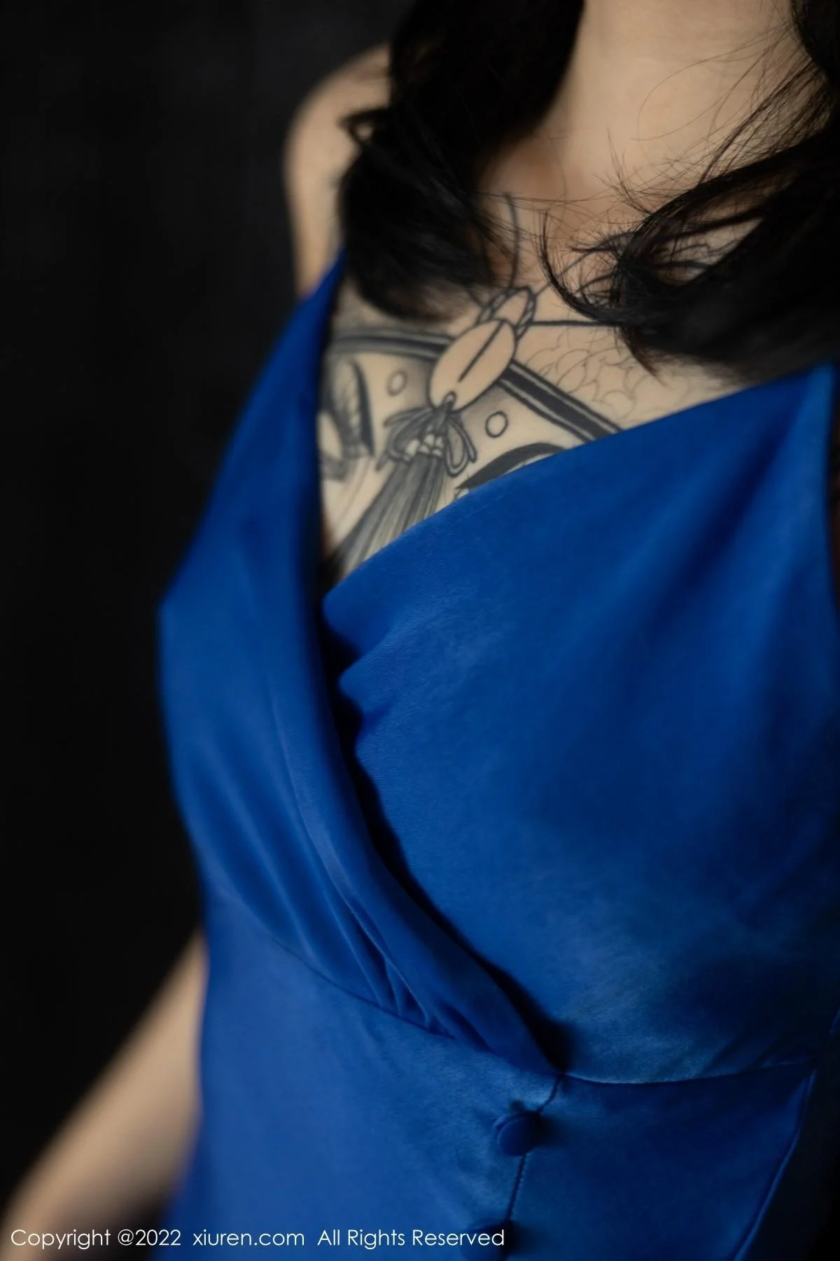 奶瓶蓝色吊裙配灰丝裤袜秀曼妙身材性感美腿迷人绝美写真 第 3 张