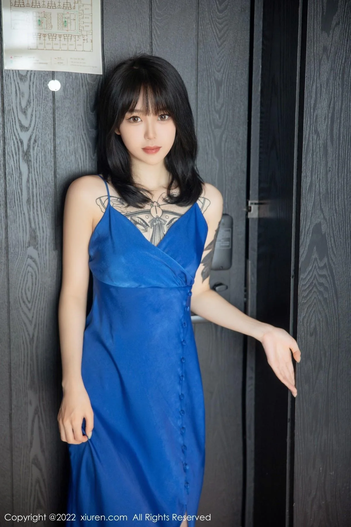 奶瓶蓝色吊裙配灰丝裤袜秀曼妙身材性感美腿迷人绝美写真 第 4 张