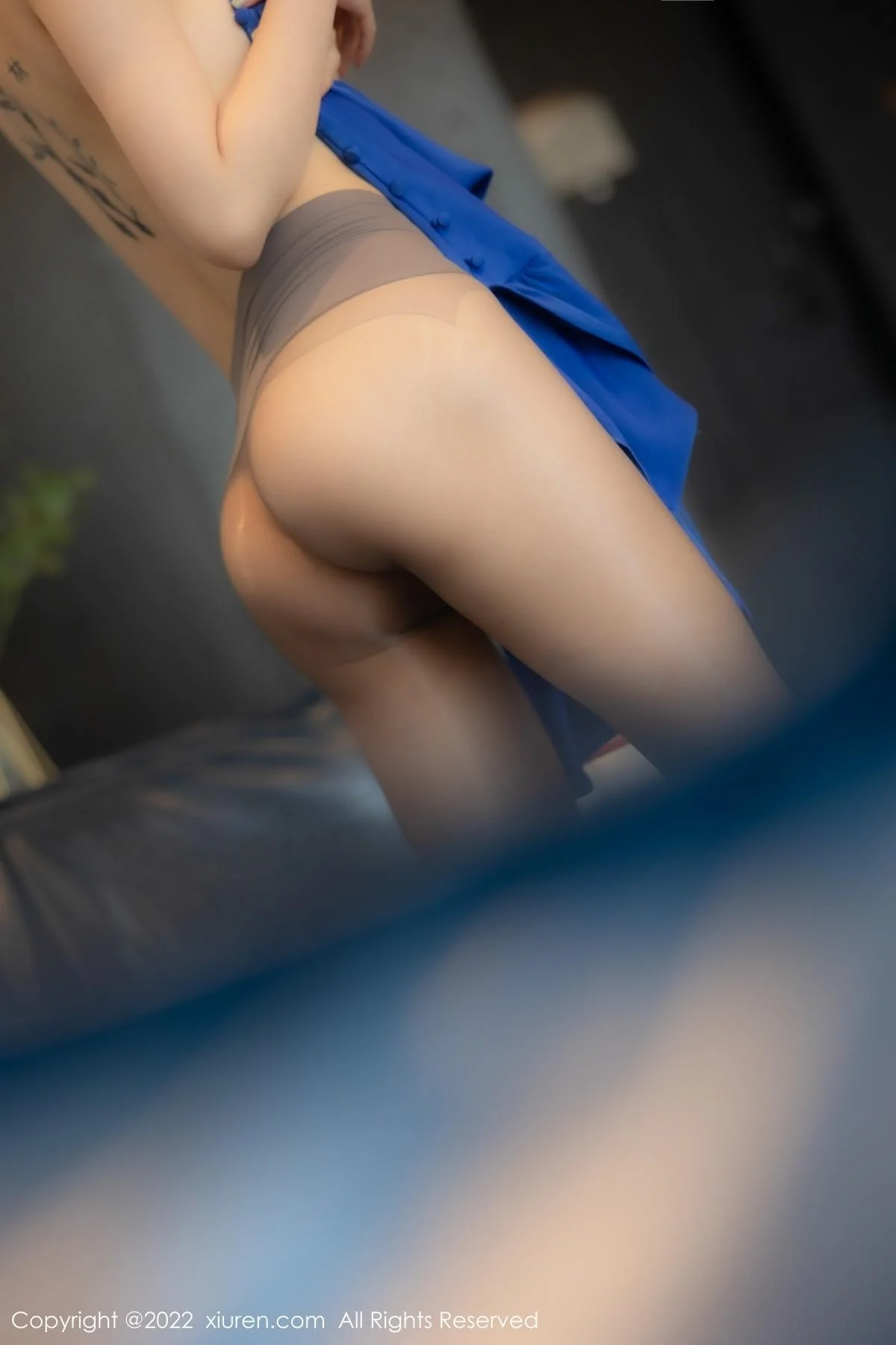 奶瓶蓝色吊裙配灰丝裤袜秀曼妙身材性感美腿迷人绝美写真 第 49 张