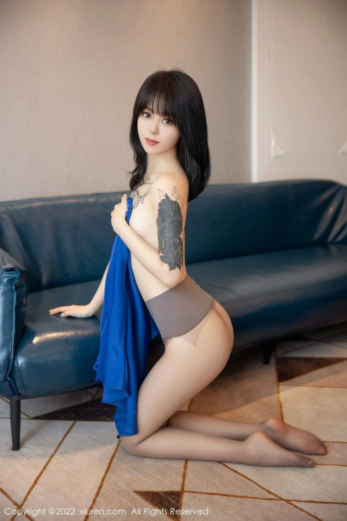 奶瓶蓝色吊裙配灰丝裤袜秀曼妙身材性感美腿迷人绝美写真 第 55 张