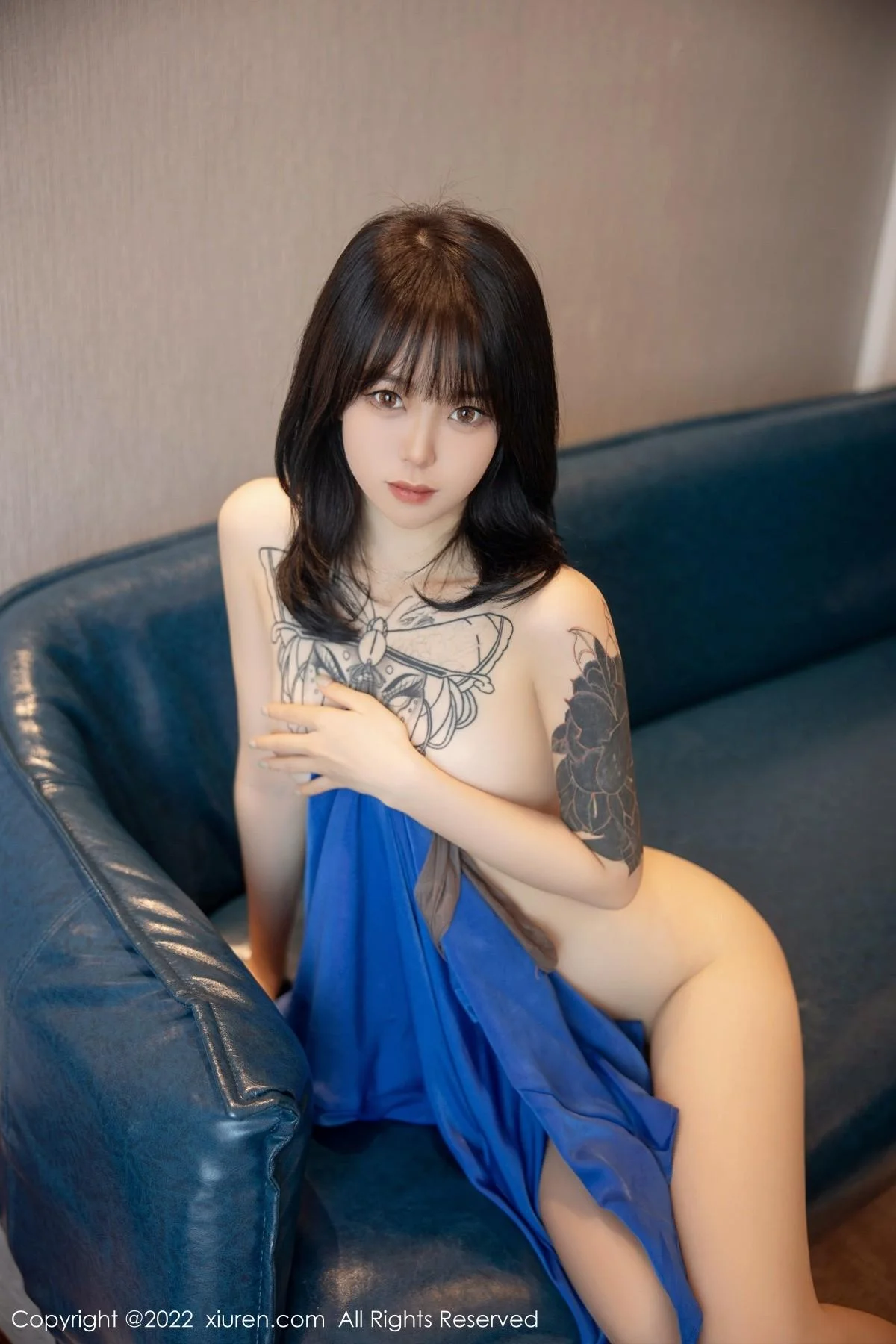 奶瓶蓝色吊裙配灰丝裤袜秀曼妙身材性感美腿迷人绝美写真 第 60 张