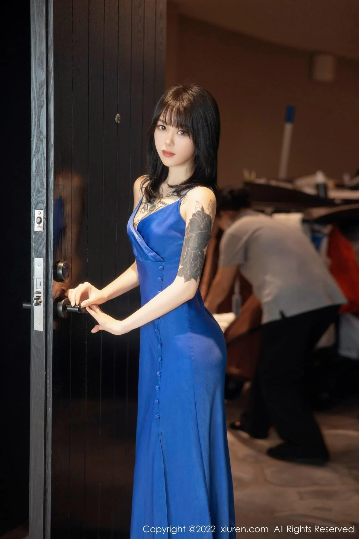奶瓶蓝色吊裙配灰丝裤袜秀曼妙身材性感美腿迷人绝美写真 第 79 张